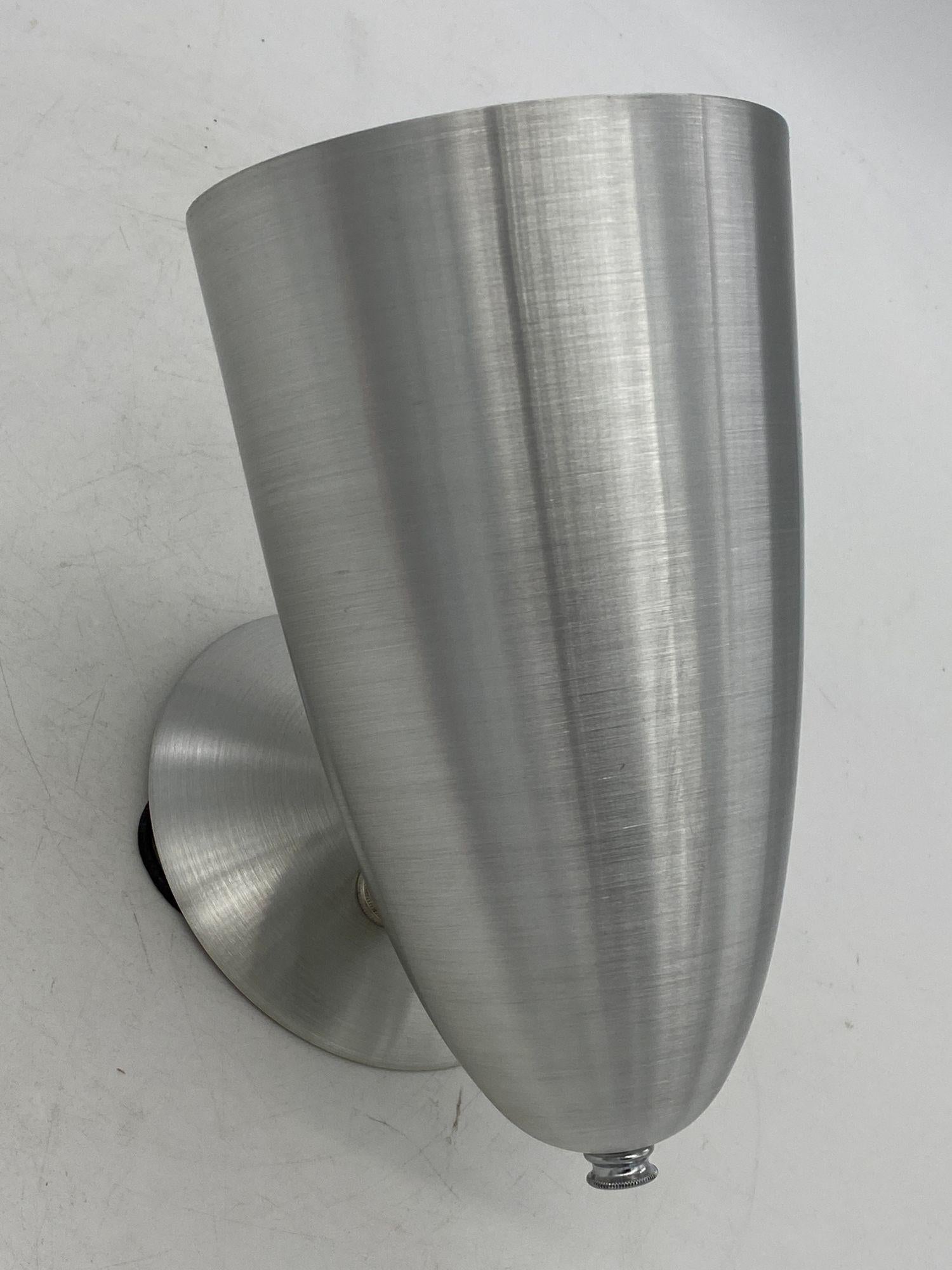 Torchiere da parete in alluminio filato del Medio Secolo, vecchio stock inutilizzato In condizioni ottime in vendita a Van Nuys, CA