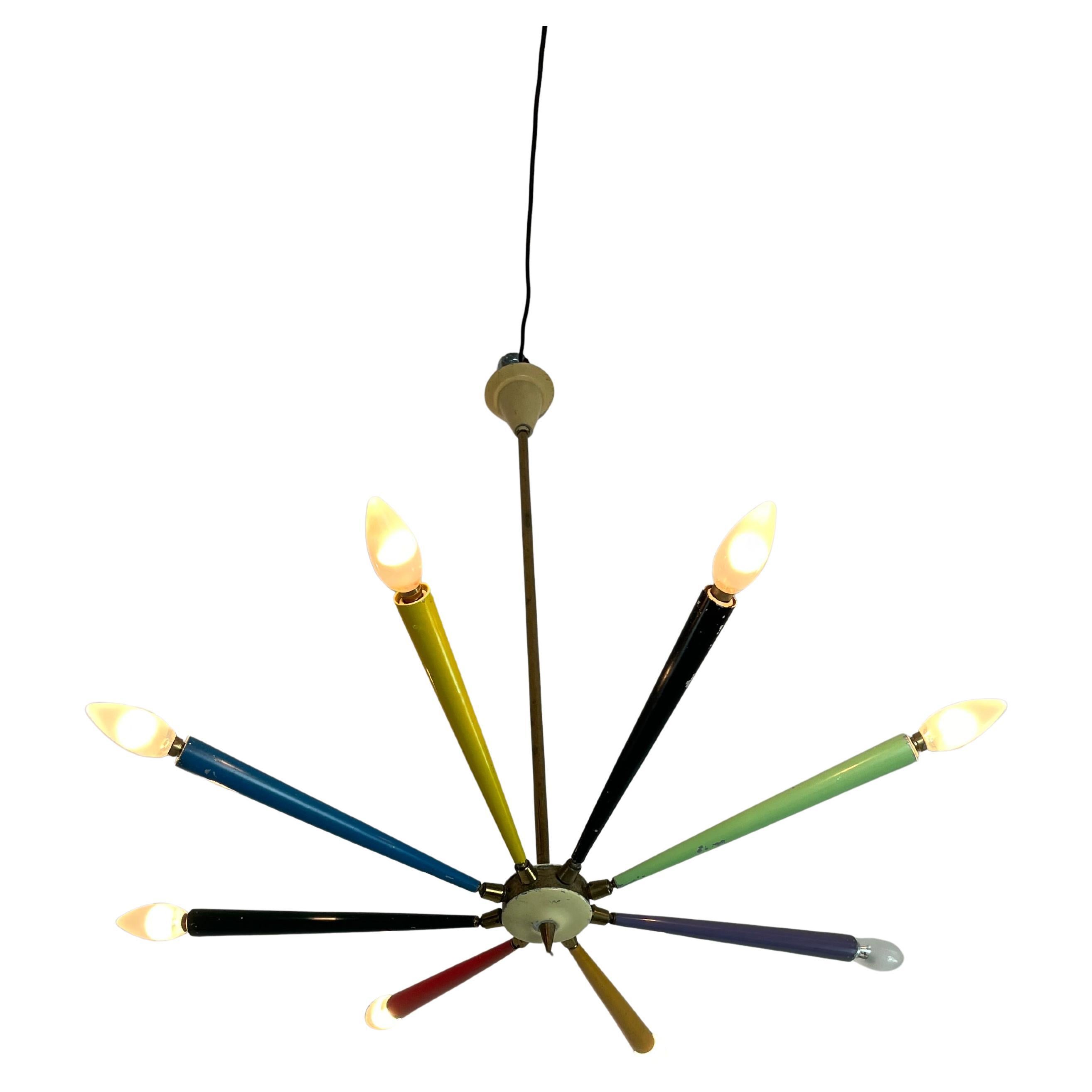 Lampadario Sputnik di metà secolo con 8 bracci in ottone e smalti colorati, attribuito ad Arredoluce, anni '50
I bracci sono regolabili e quindi è possibile orientare il fascio di luce di ogni lampada.
Buone condizioni, piccoli difetti di colore,