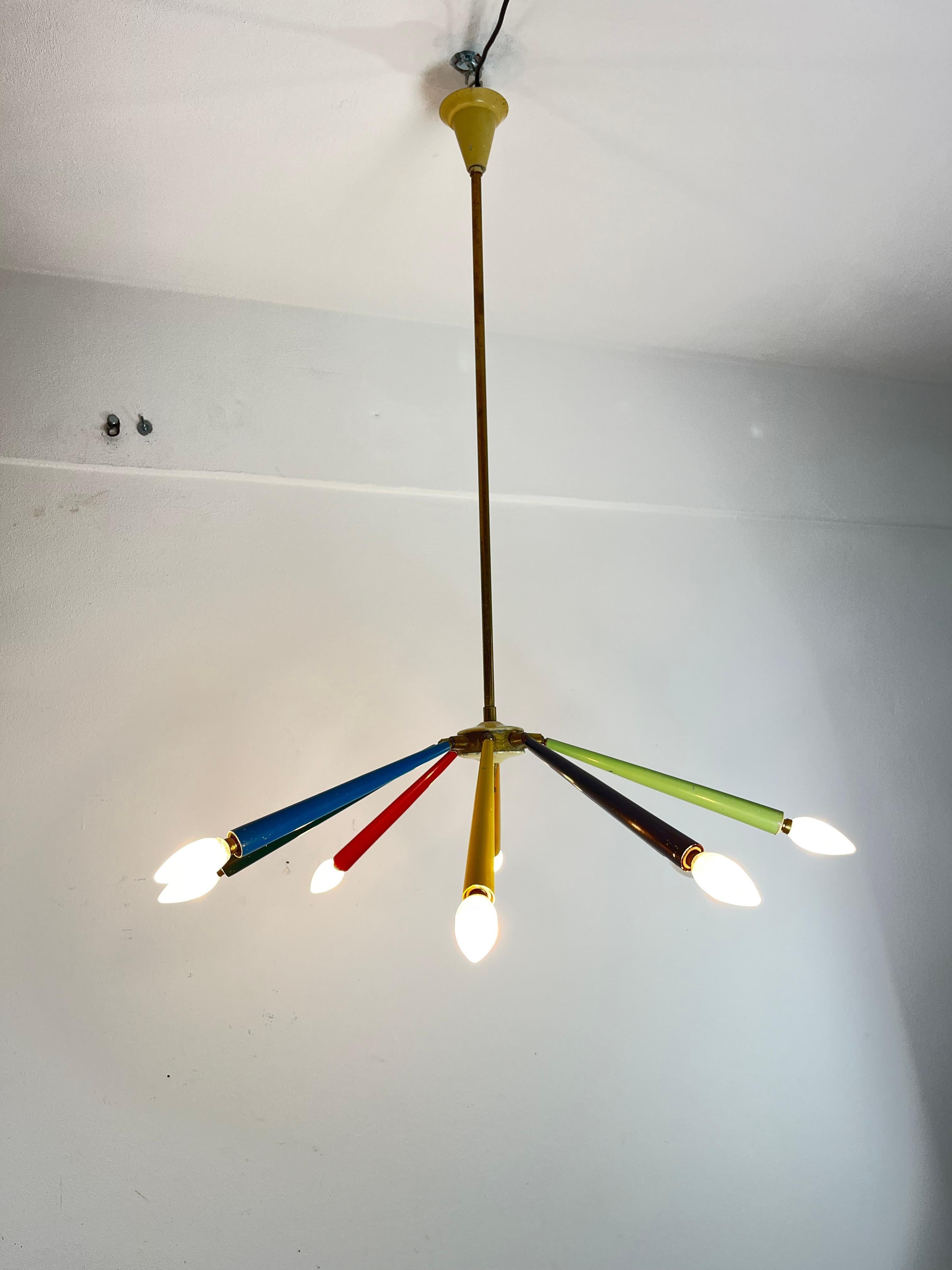 Italiano Lampadario Sputnik di metà secolo a 8 bracci in ottone, smalti colorati, Arredoluce 1950s in vendita