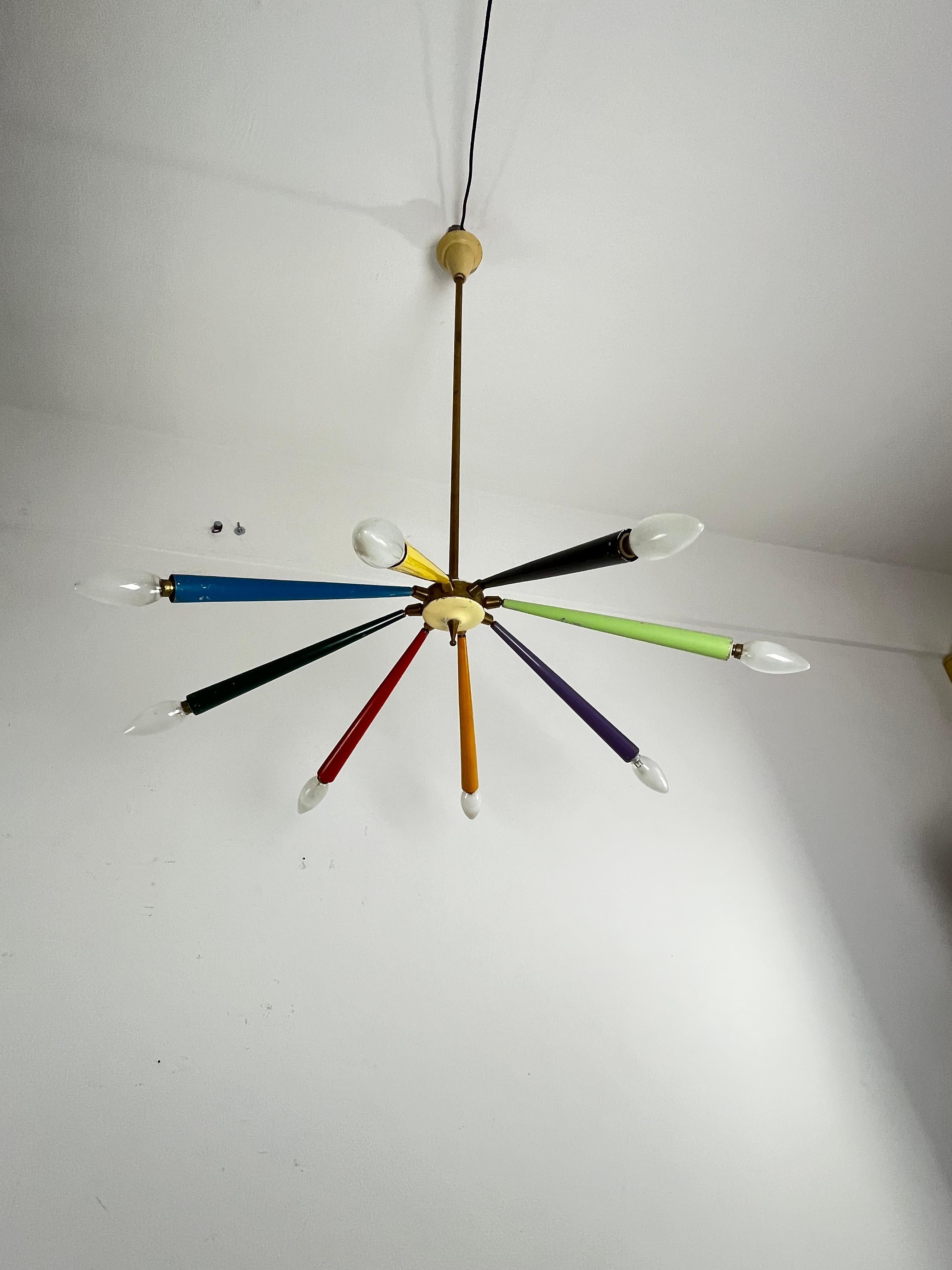 Lampadario Sputnik di metà secolo a 8 bracci in ottone, smalti colorati, Arredoluce 1950s In condizioni buone in vendita a Palermo, IT