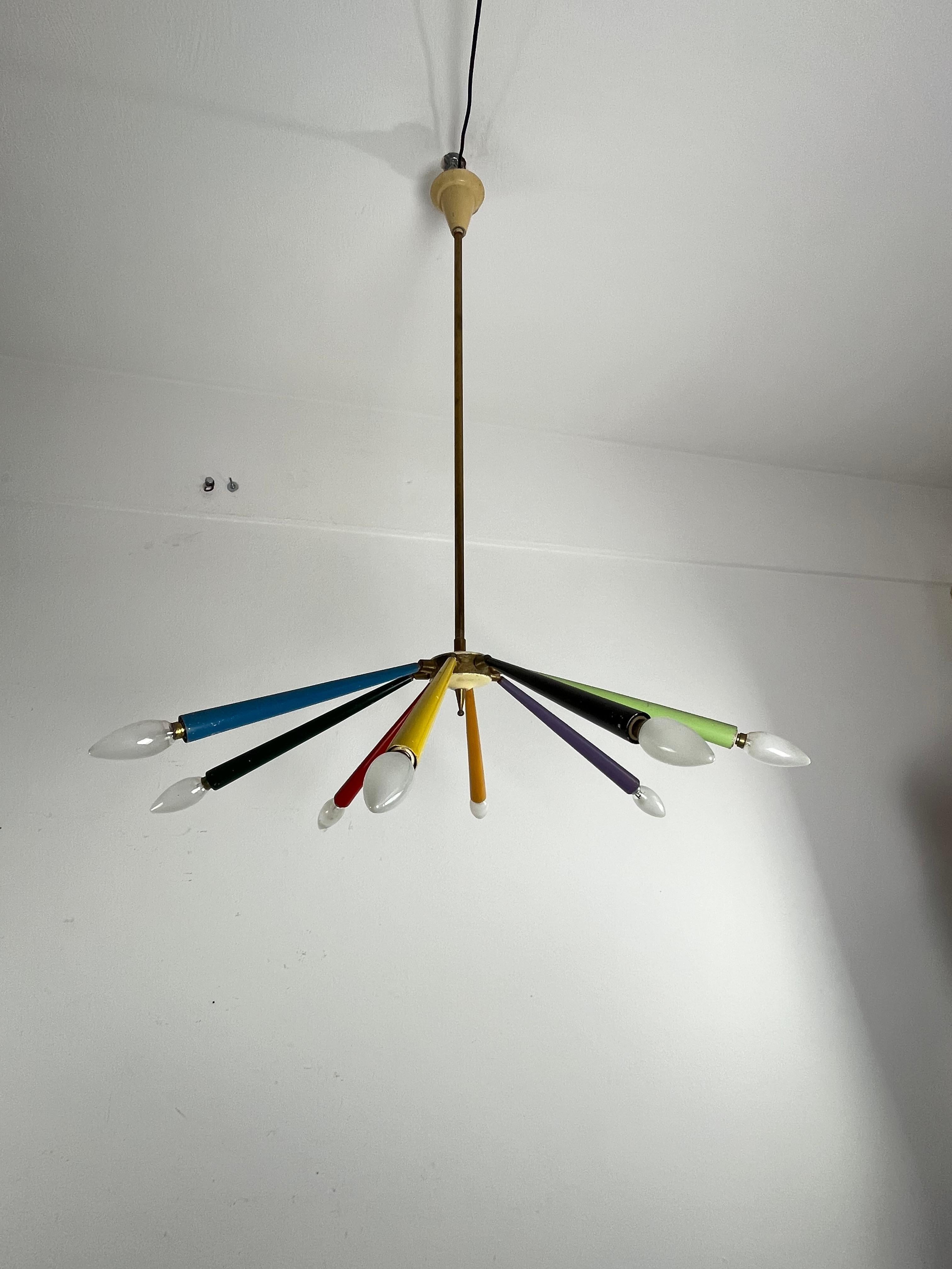 Metà XX secolo Lampadario Sputnik di metà secolo a 8 bracci in ottone, smalti colorati, Arredoluce 1950s in vendita