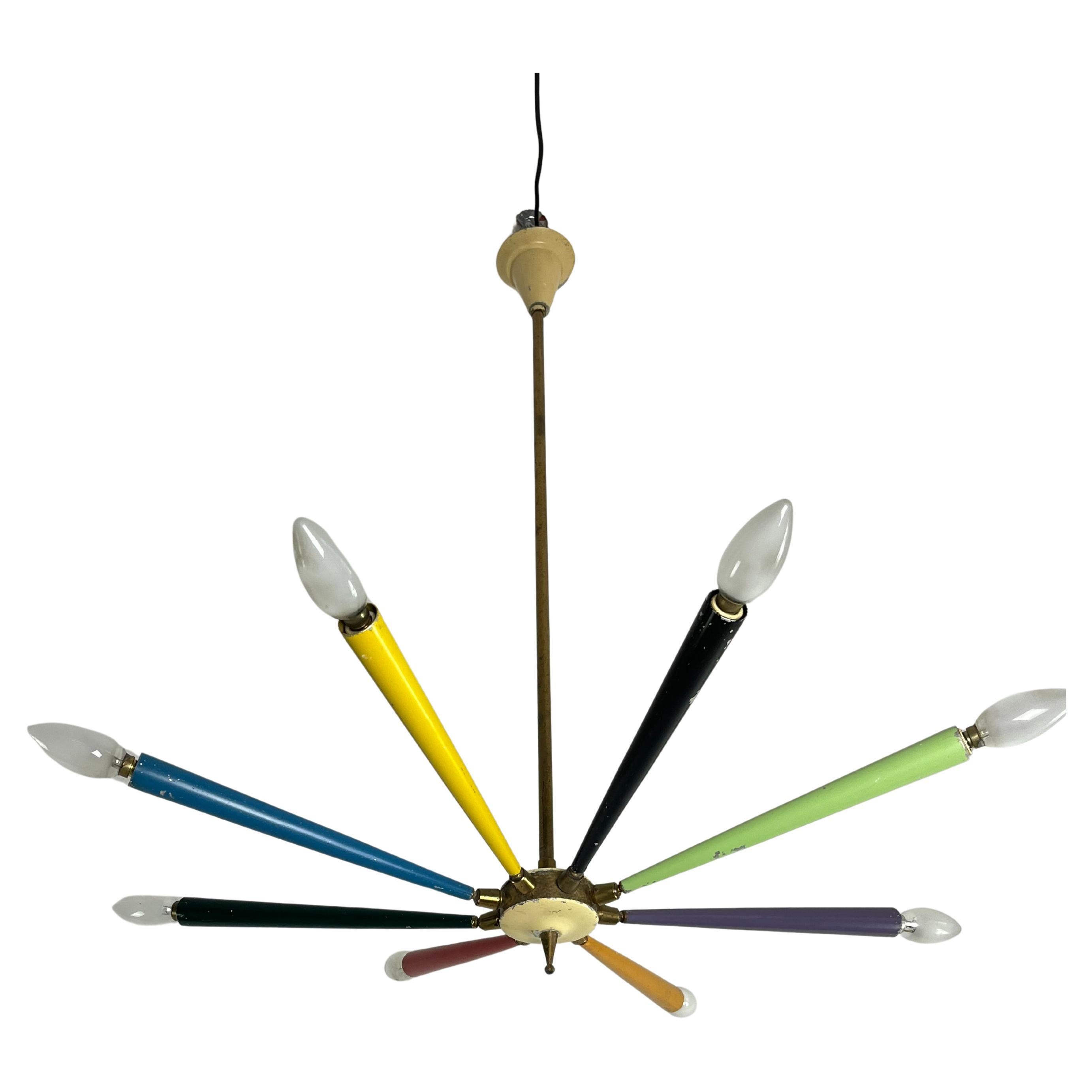 Araña Sputnik de mediados de siglo 8 brazos de latón, esmaltes de colores, Arredoluce Años 50