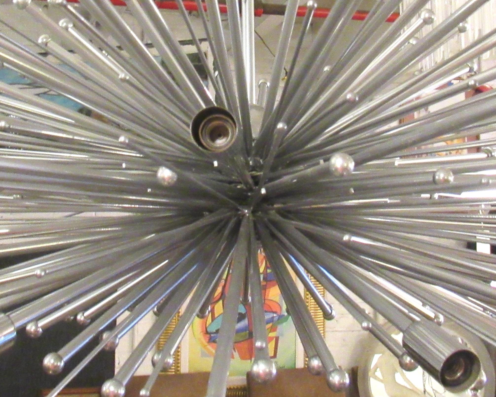 Gran araña metálica en forma de estrella con un estilo sputnik de mediados de siglo de varillas metálicas que salen del centro.
Por favor, confirme la ubicación NY o NJ 