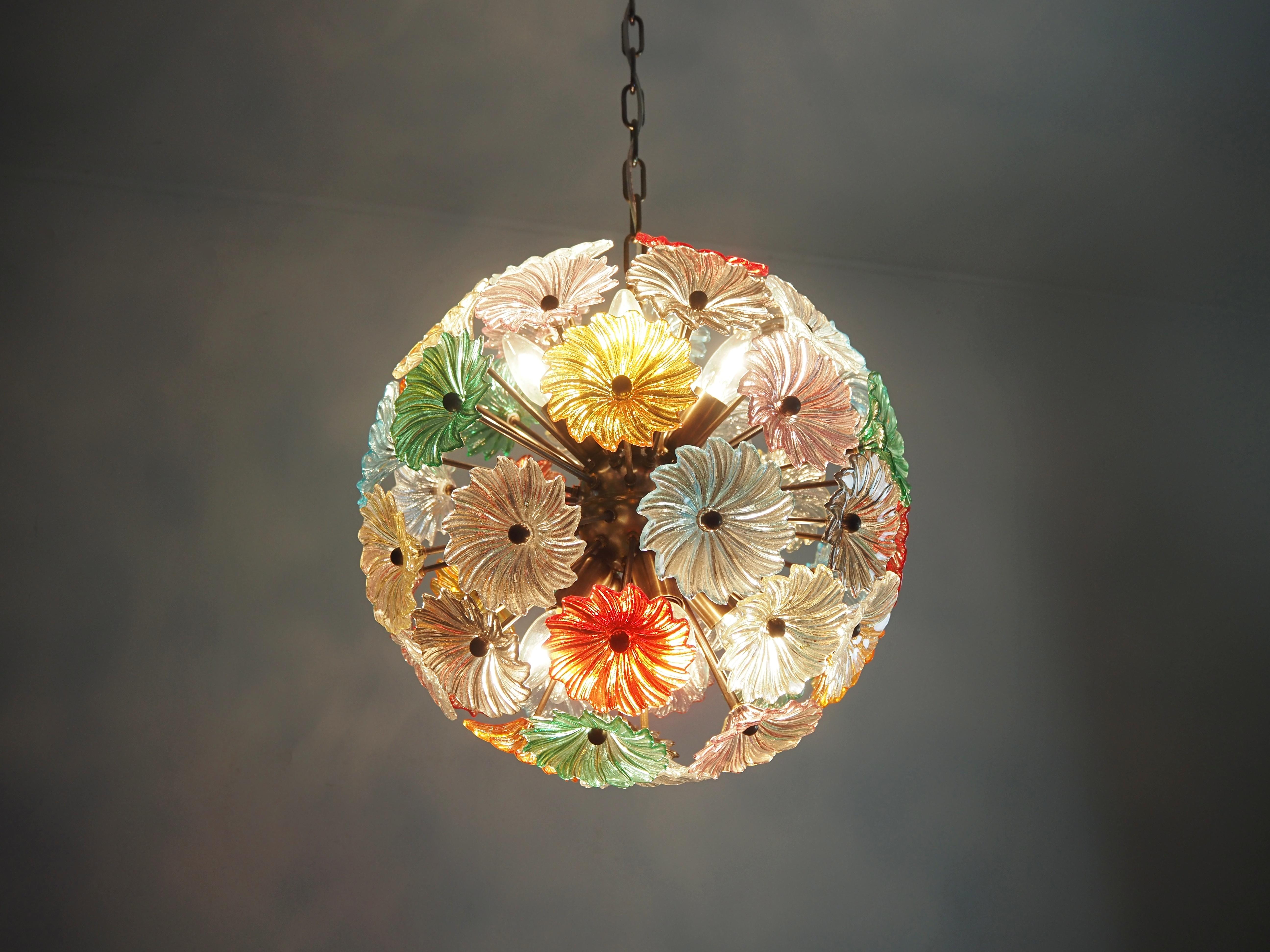 Sputnik space age Italian vintage crystal chandelier made by 51 multicolored glasses in a burnished brass metal frame. Elegant lighting object.
Periodo: fine del XX secolo
Dimensioni: 39 pollici (100 cm) di altezza con catena; 17,70 pollici (45 cm)