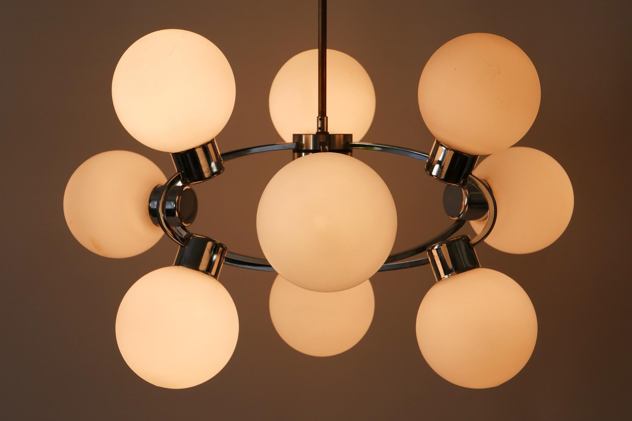 Spettacolare lampadario a nove bracci Sputnik multiglobo o a sospensione 'Orbit' della Modernità di metà secolo. Progettato e prodotto negli anni '1970 in Germania.

Realizzato in ottone cromato e vetri opalini, il lampadario/sospensione necessita