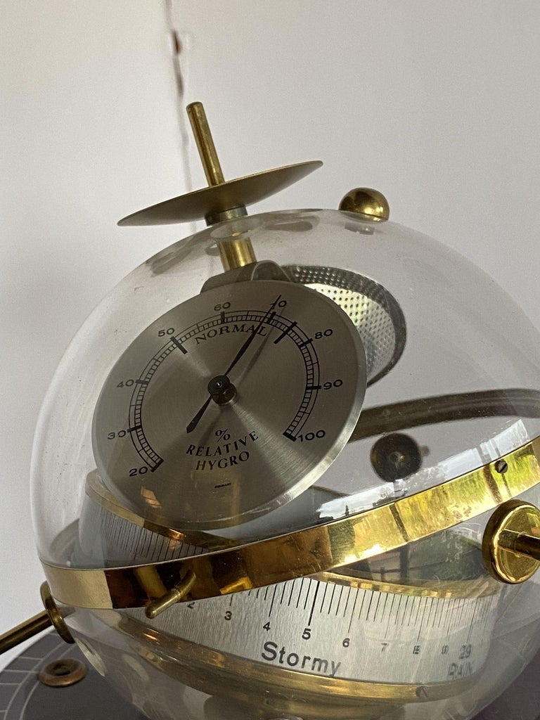 Table « Spoutnik » avec baromètre thermomètre de l'ère spatiale et