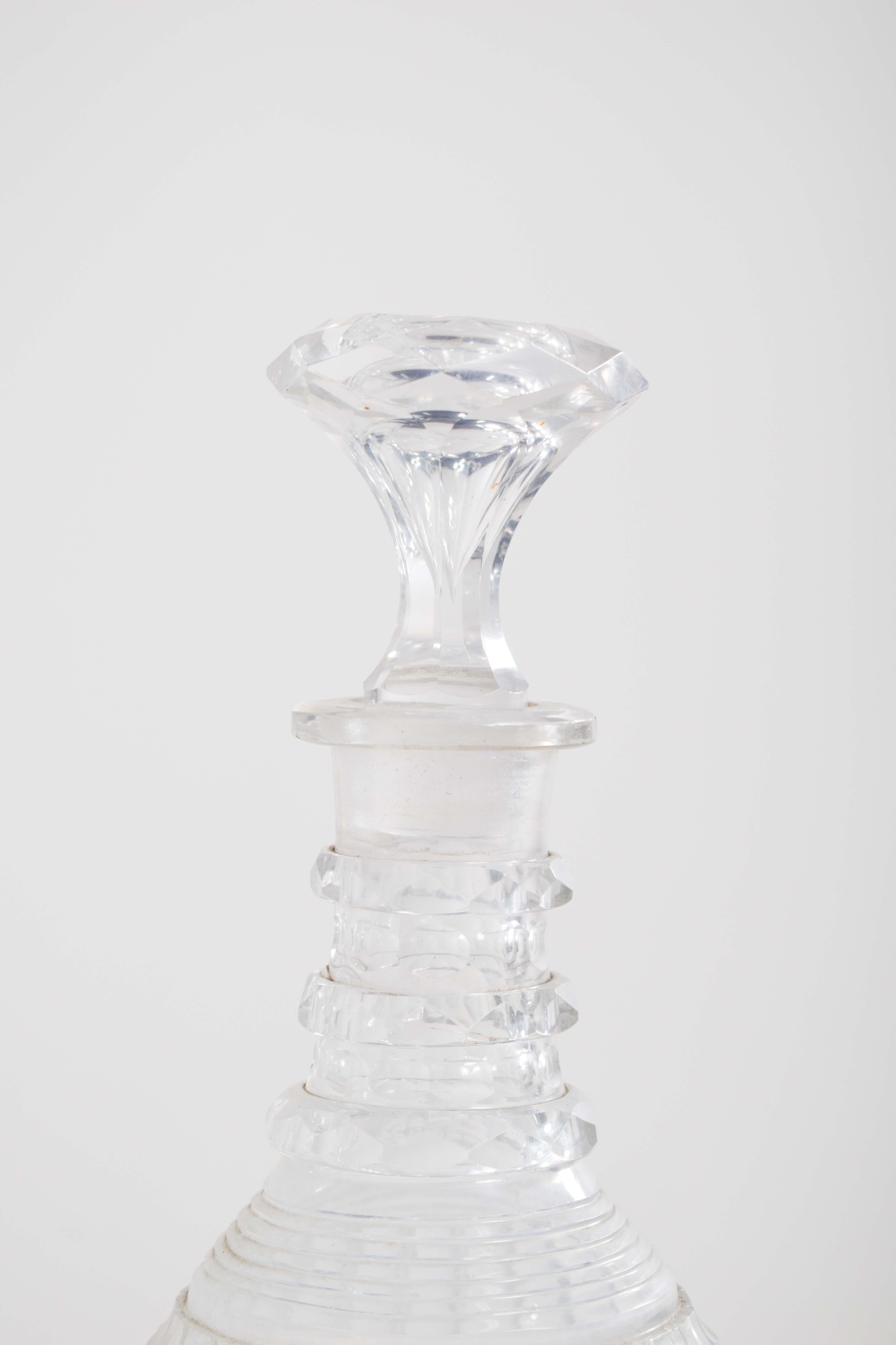 Diese quadratische Likörflasche aus geschliffenem Glas ist ein raffiniertes und elegantes Stück, das ein Zeichen setzen soll. Der Flakon selbst hat klare Linien und die quadratische Form verleiht ihm einen modernen und geometrischen Charakter. Das