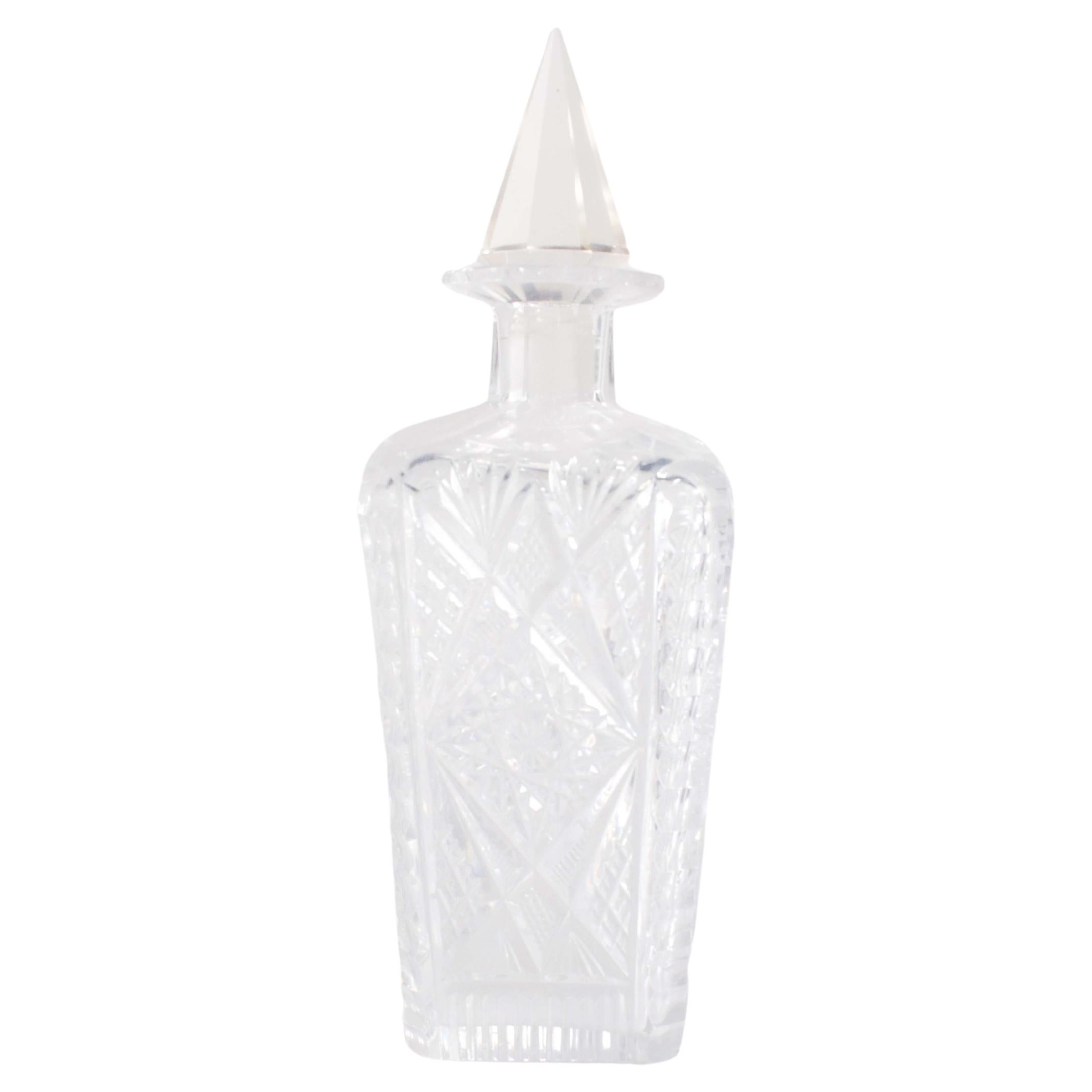 Bouteille de liqueur carrée du milieu du siècle dernier, fabriquée en verre taillé