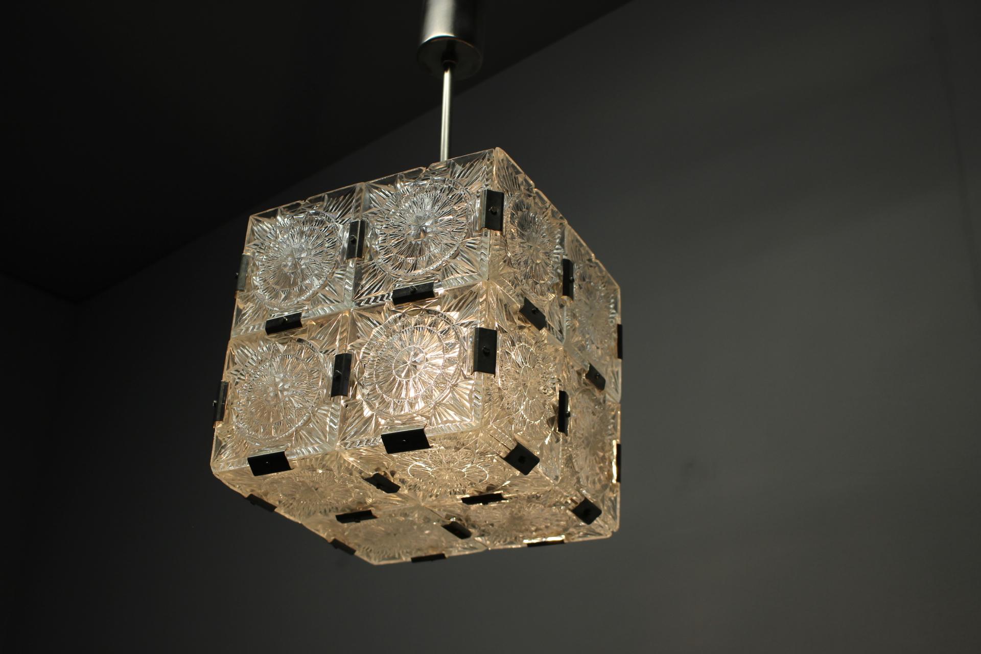 Ciondolo quadrato di metà secolo in vetro trasparente di Kamenicky Šenov, 1960, Cecoslovacchia in vendita 4