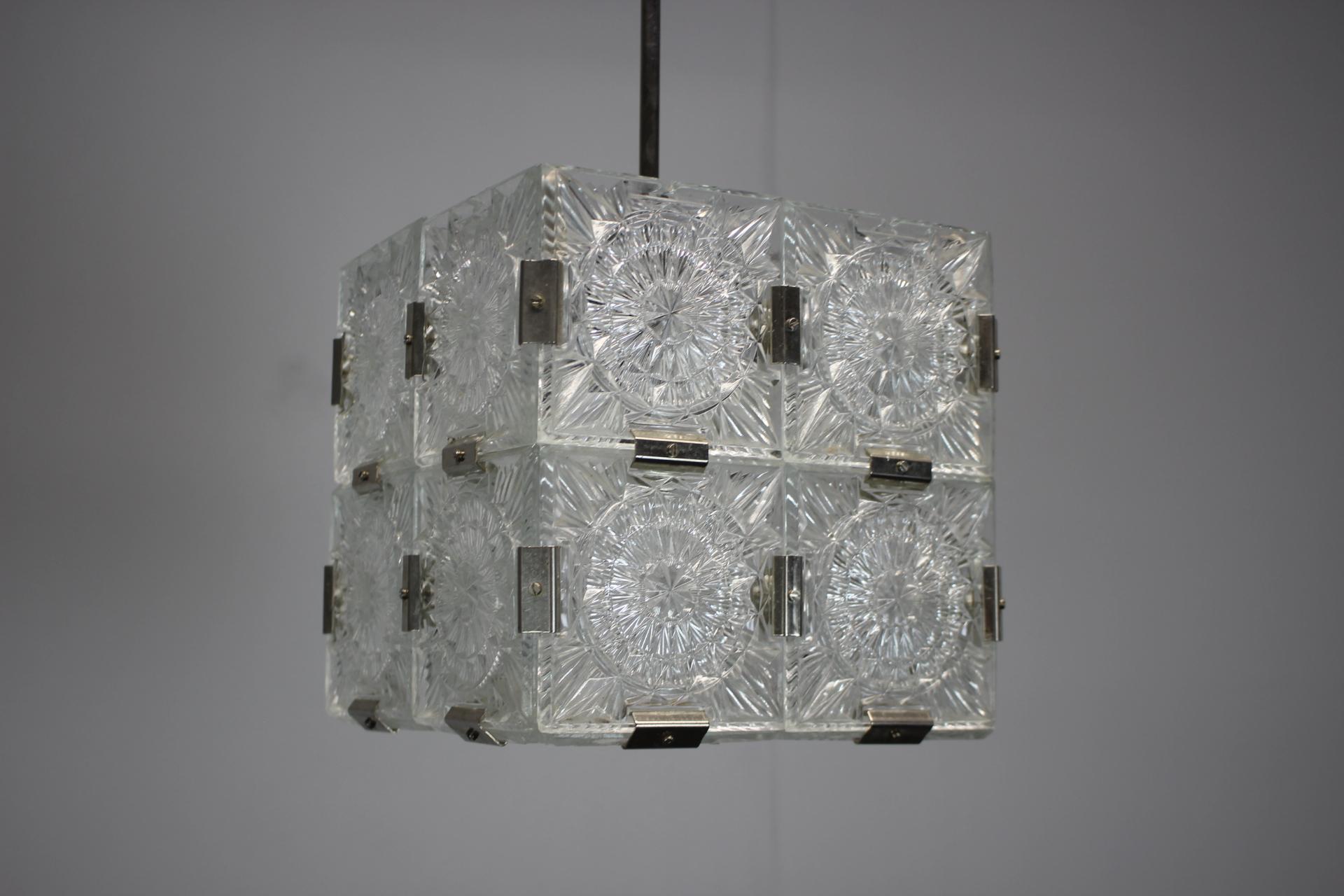 - Ciondolo quadrato in vetro trasparente di Kamenicky Šenov, 1960, Cecoslovacchia,
- in metallo, cromo e vetro,
- presenta segni di usura e di età (graffi, etc.),
- in buone condizioni originali.