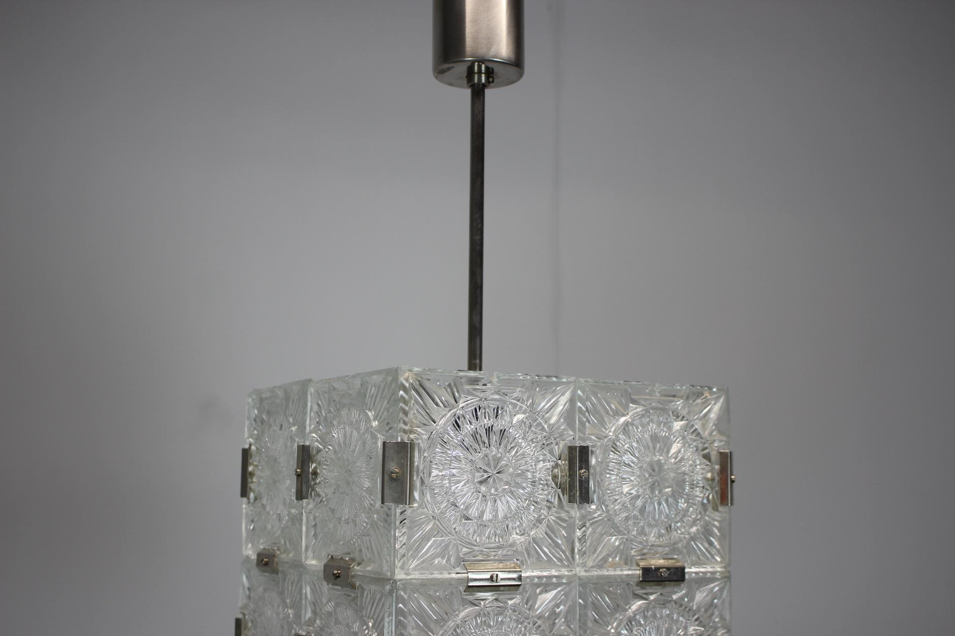 Mid-Century moderno Ciondolo quadrato di metà secolo in vetro trasparente di Kamenicky Šenov, 1960, Cecoslovacchia in vendita