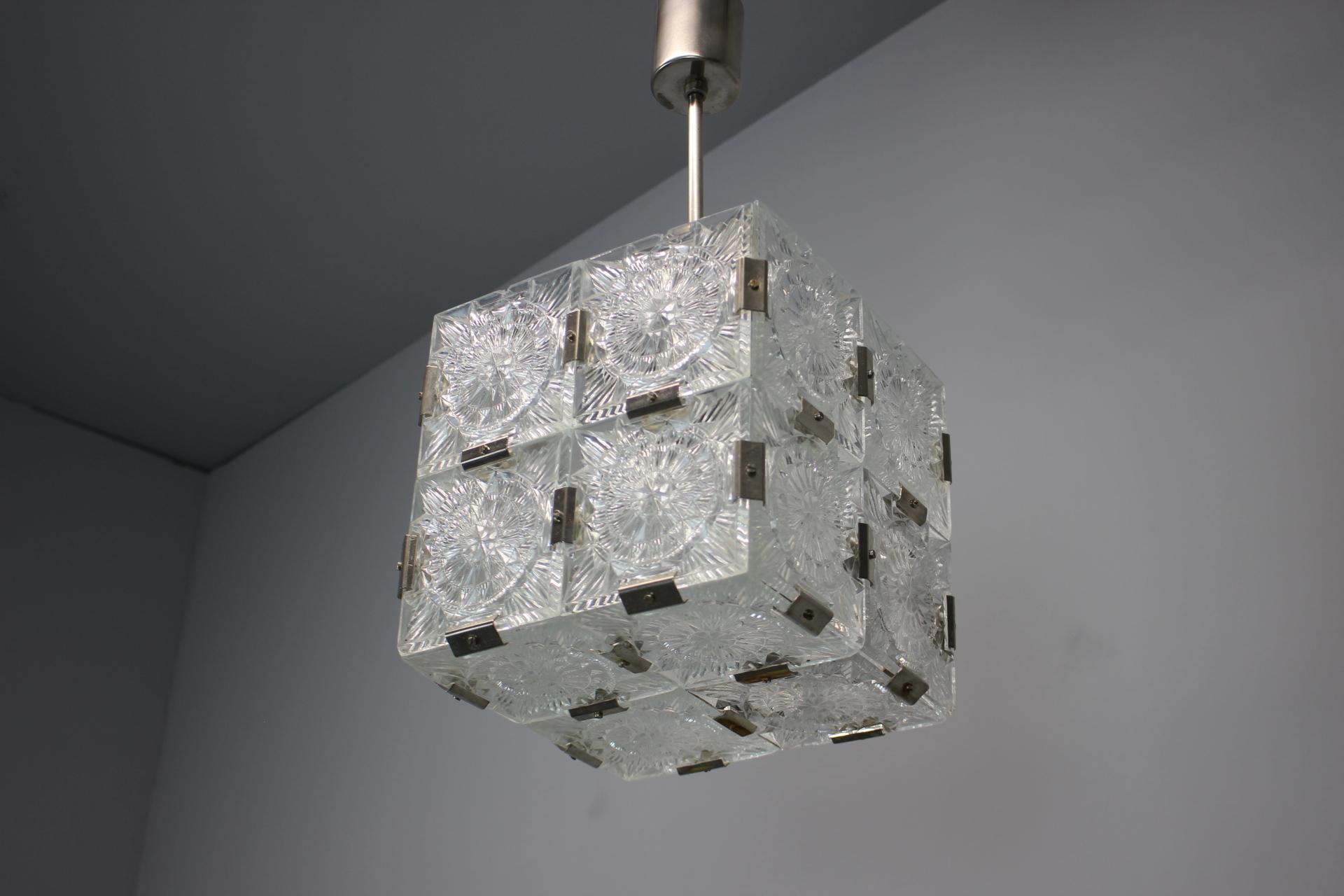 Ciondolo quadrato di metà secolo in vetro trasparente di Kamenicky Šenov, 1960, Cecoslovacchia In condizioni buone in vendita a Praha, CZ