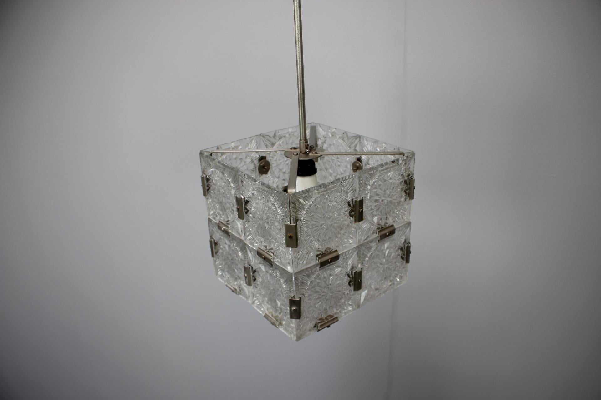 Colgante cuadrado de cristal transparente de mediados de siglo de Kamenicky Šenov, años 60, Checoslovaquia Vidrio en venta