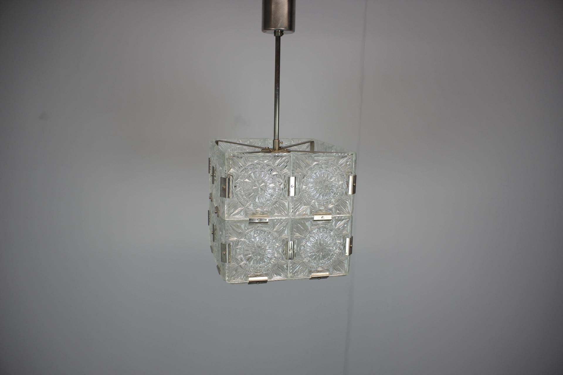 Vetro Ciondolo quadrato di metà secolo in vetro trasparente di Kamenicky Šenov, 1960, Cecoslovacchia in vendita