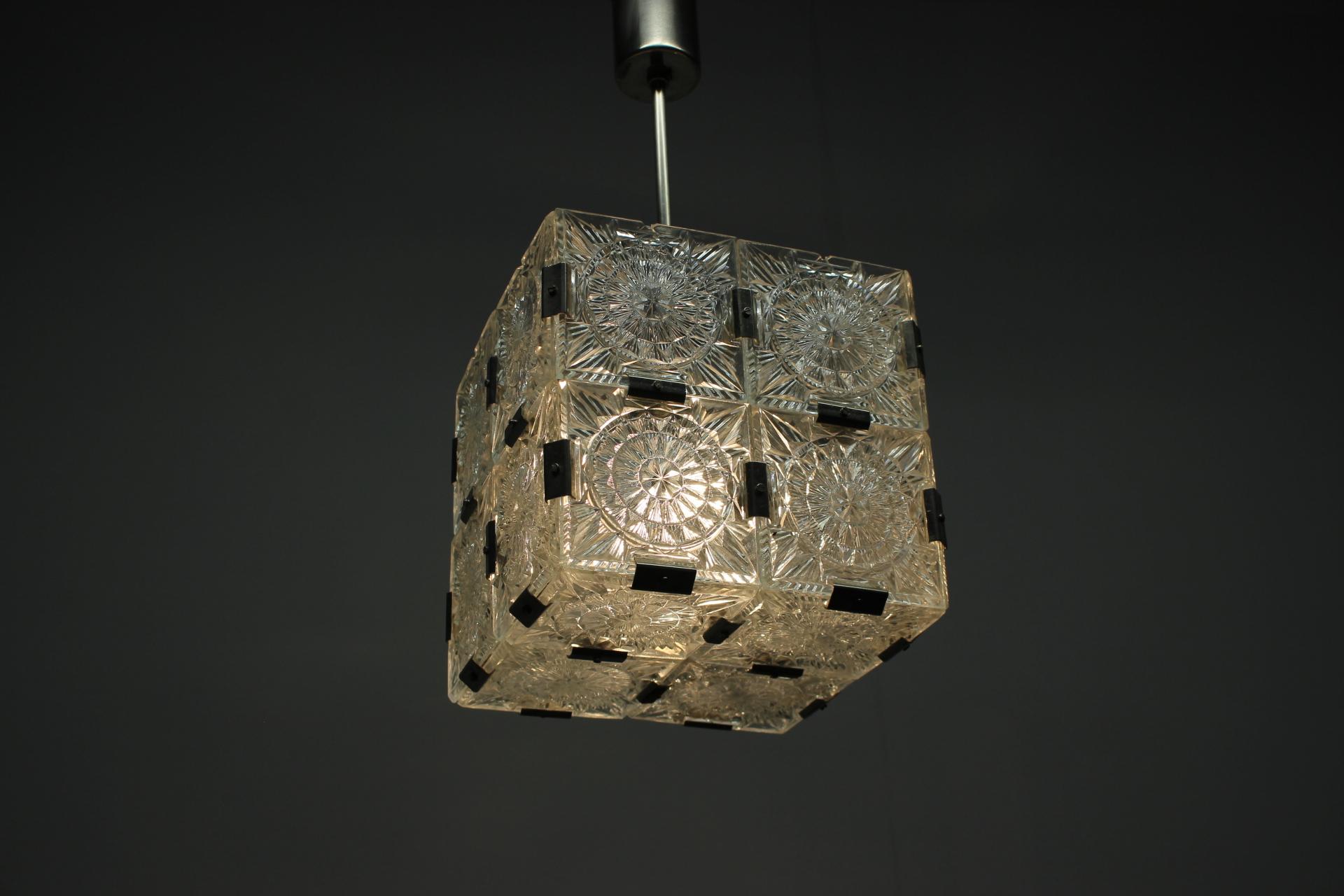 Ciondolo quadrato di metà secolo in vetro trasparente di Kamenicky Šenov, 1960, Cecoslovacchia in vendita 3