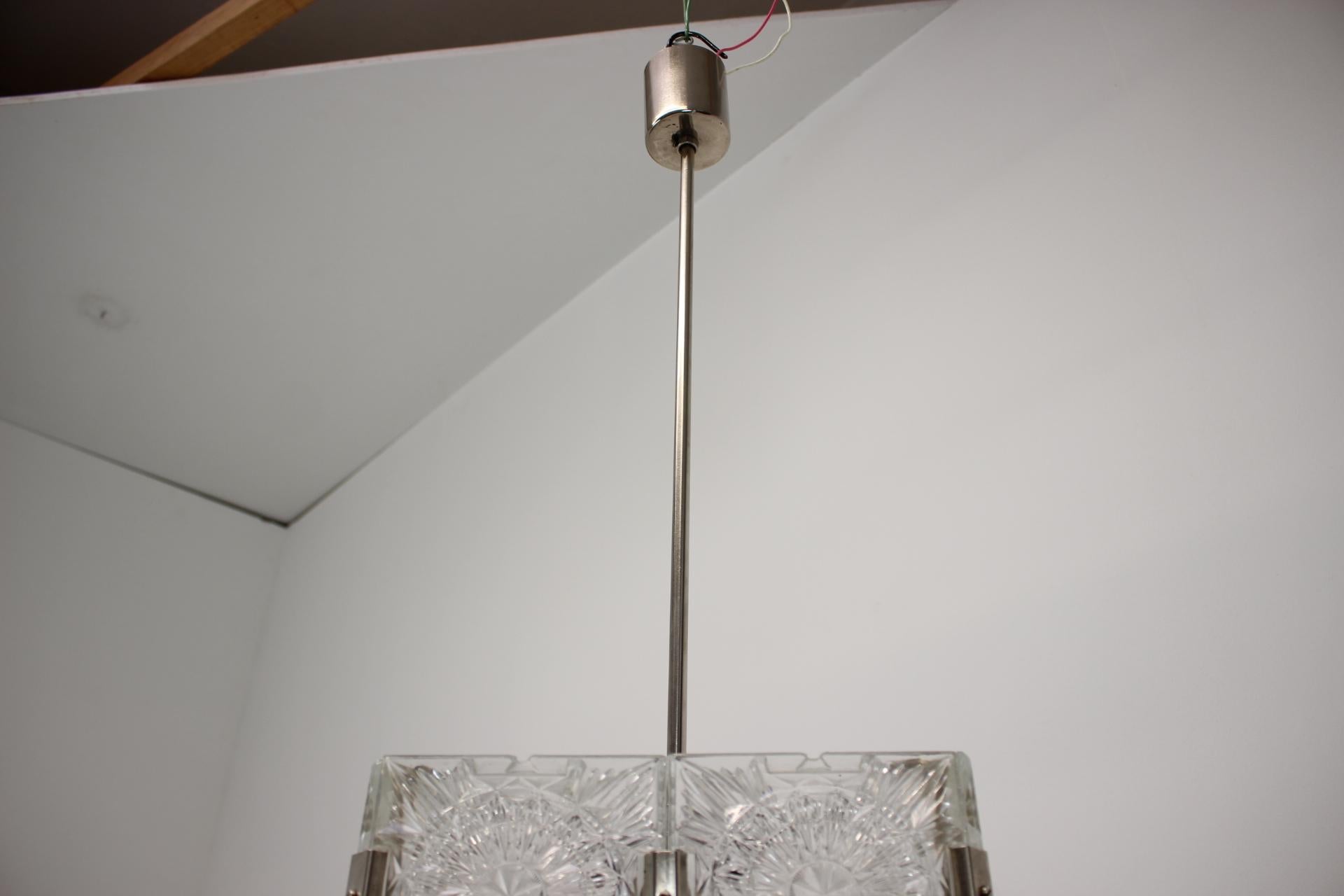 Lampadario quadrato interamente realizzato in vetro da Napako, negli anni '60, nell'ex Cecoslovacchia.
Realizzato in cromo, metallo e vetro.
Lucidato, pulito, presenta segni di usura e di età.
Completamente funzionante.