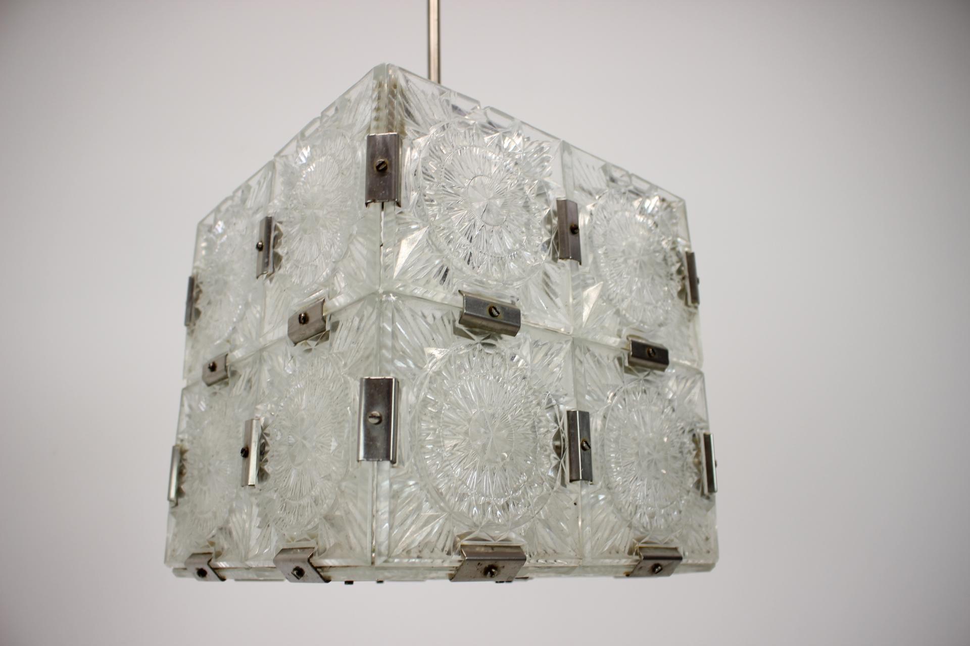 Lampadario quadrato interamente realizzato in vetro da Napako, negli anni '60, nell'ex Cecoslovacchia.
Realizzato in cromo, metallo e vetro.
Lucidato, pulito, presenta segni di usura e di età (ruggine e patina).
Completamente funzionante.