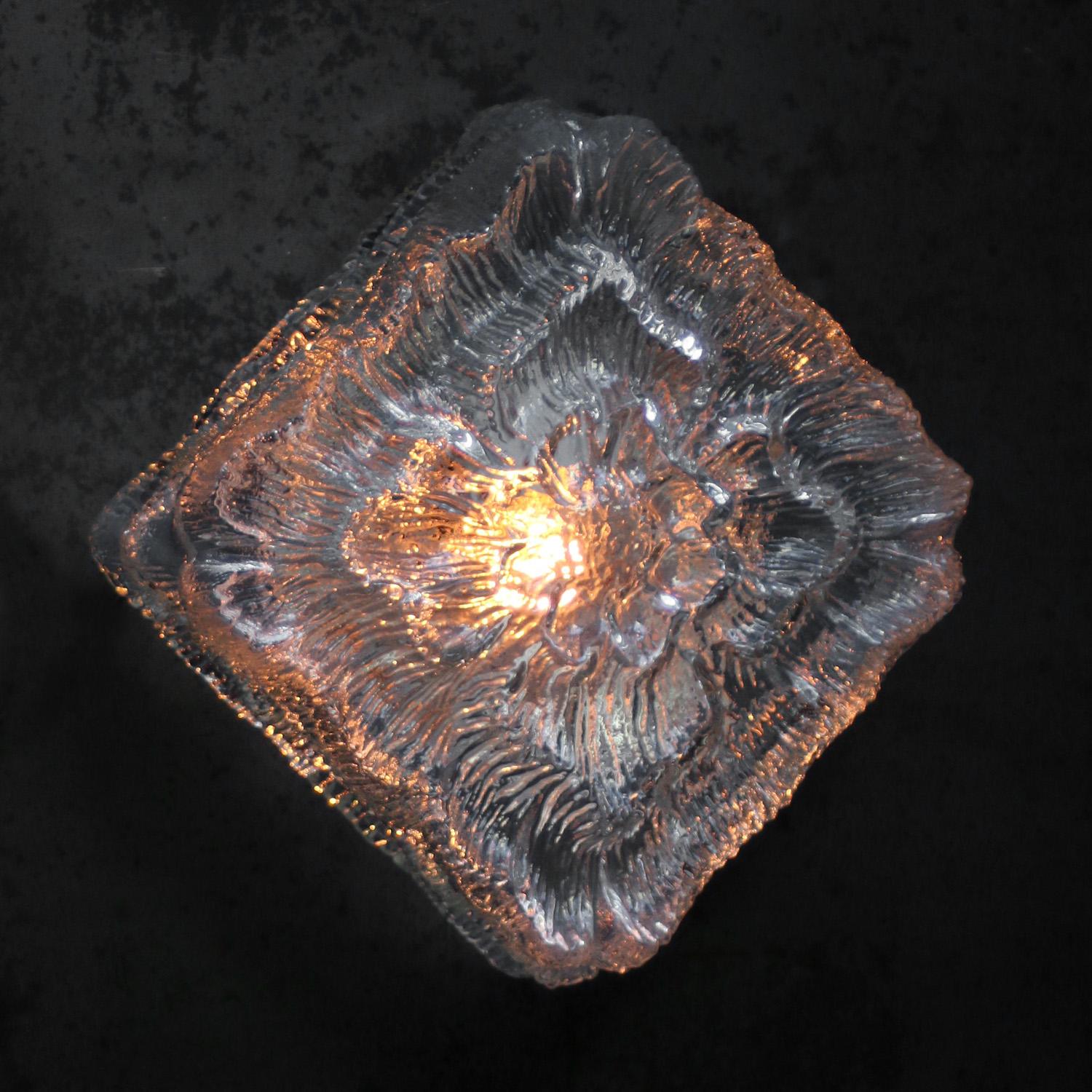 Lámpara de pared o techo de mediados de siglo.
Base de metal con cristal transparente.

1960-1970

Peso: 2,50 kg / 5,5 lb

Precio por unidad. Todas las lámparas se han adecuado a las normas internacionales para bombillas incandescentes, de bajo