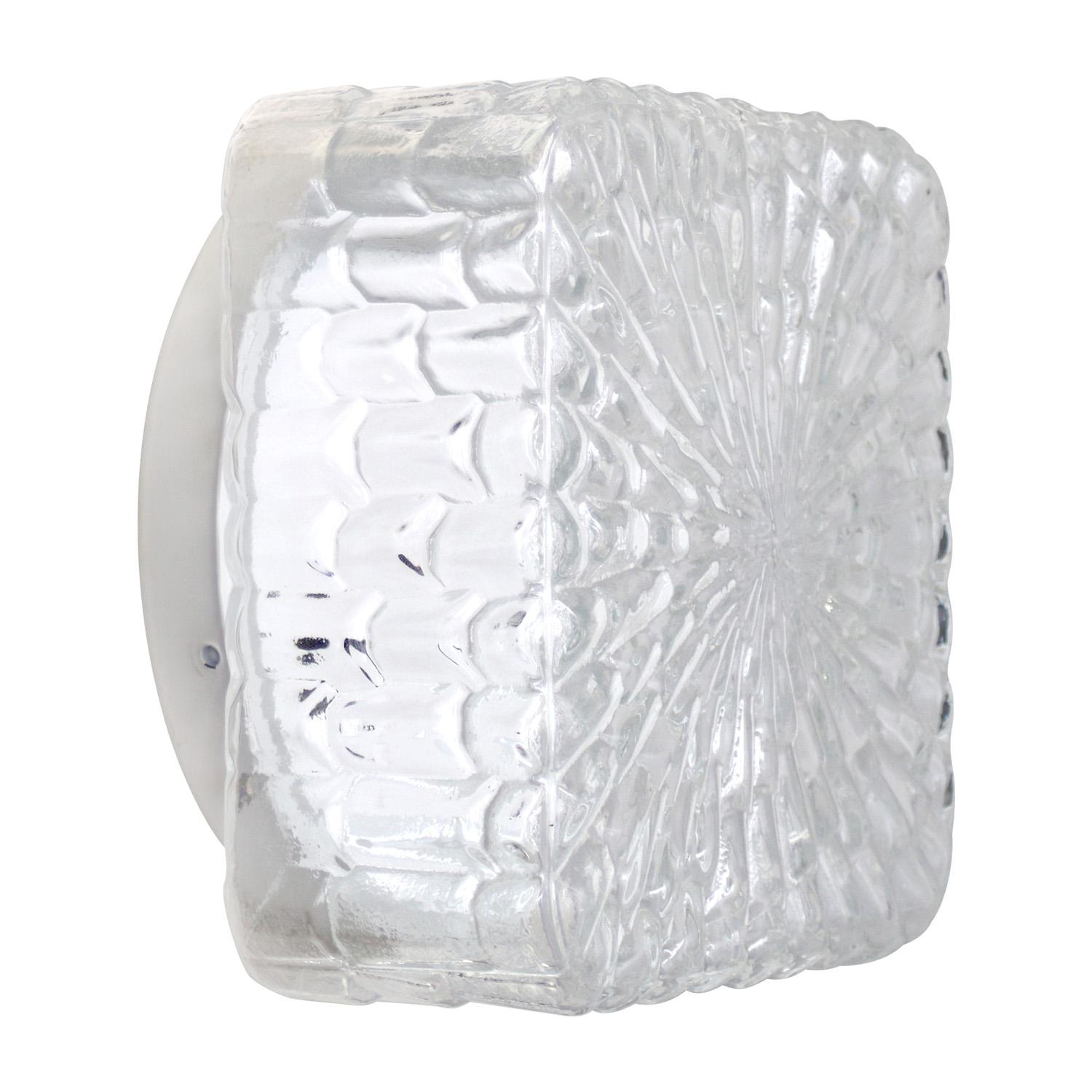 Applique ou plafonnier du milieu du siècle.
Base en métal avec verre blanc transparent.

1960-1970

Poids : 1,40 kg / 3,1 lb

Le prix est fixé par article individuel. Toutes les lampes ont été rendues conformes aux normes internationales pour les