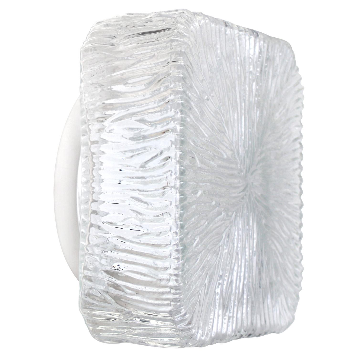 Applique ou plafonnier du milieu du siècle.
Base en métal avec verre blanc transparent.

1960-1970

Poids : 1,85 kg / 4,1 lb

Le prix est fixé par article individuel. Toutes les lampes ont été rendues conformes aux normes internationales pour les