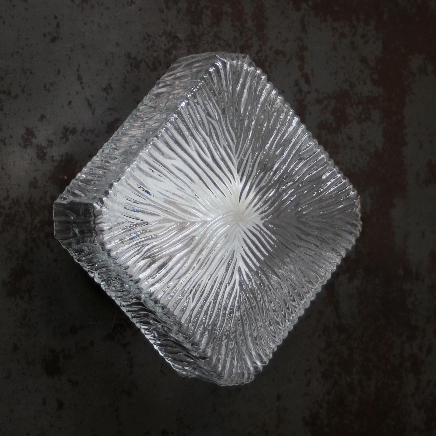 Industriel Appliques murales carrées en verre transparent du milieu du siècle dernier en vente