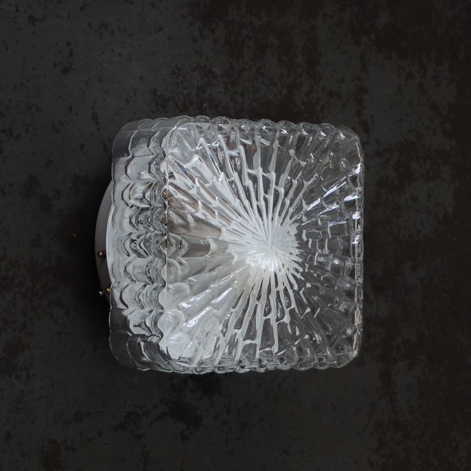 Appliques murales carrées en verre transparent du milieu du siècle dernier en vente 1