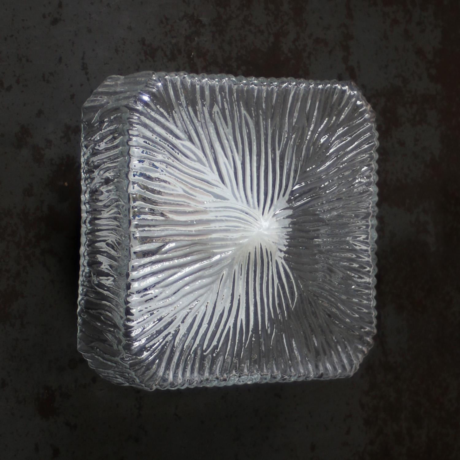 Appliques murales carrées en verre transparent du milieu du siècle dernier en vente 2