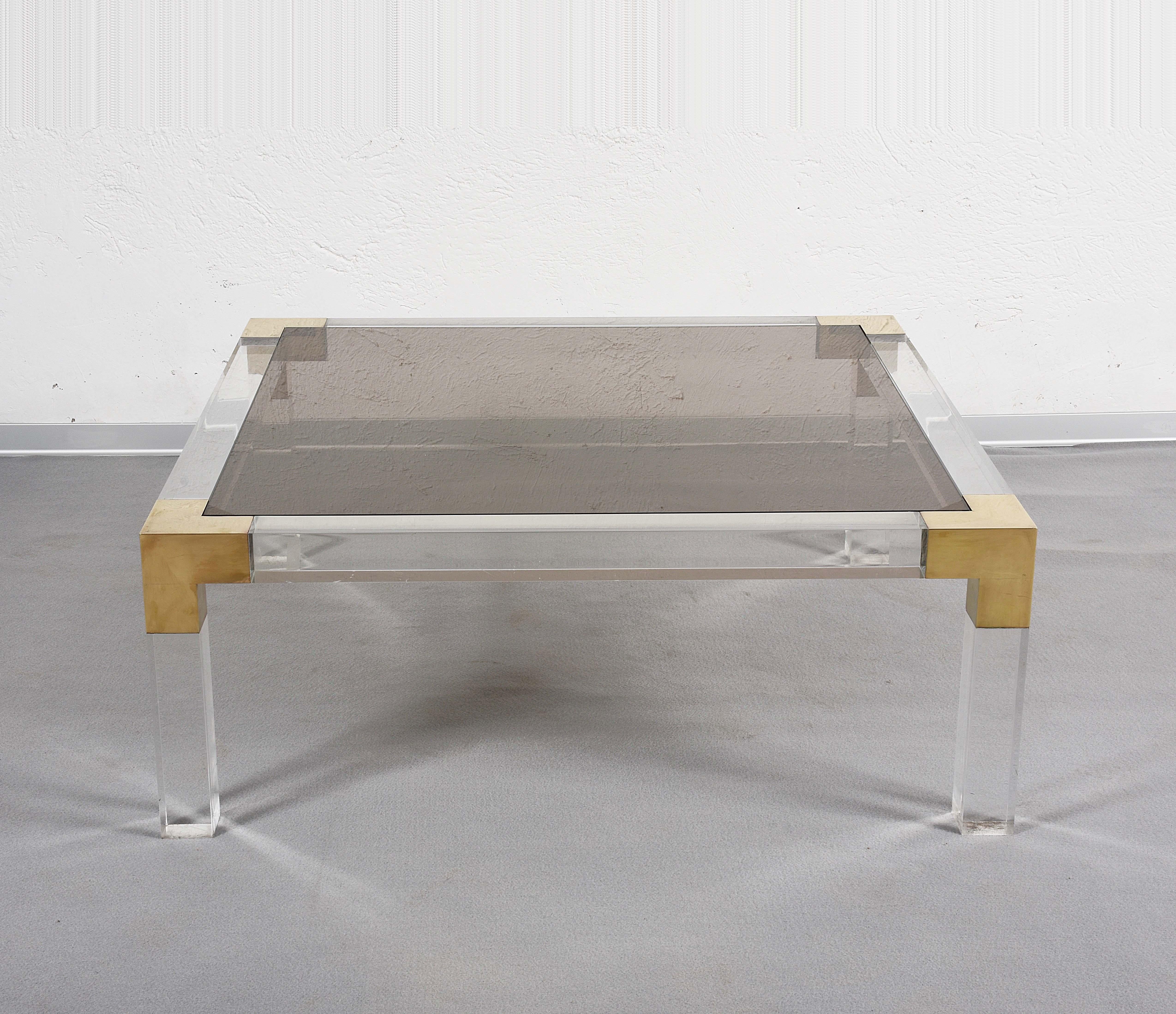 Large plexiglass table and solid brass joints. Square Lucite of 6 cm. The top is in smoked glass which highlights the beautiful structure.
The dimensions are 100 x 100 cm and the height of 38 cm.
 