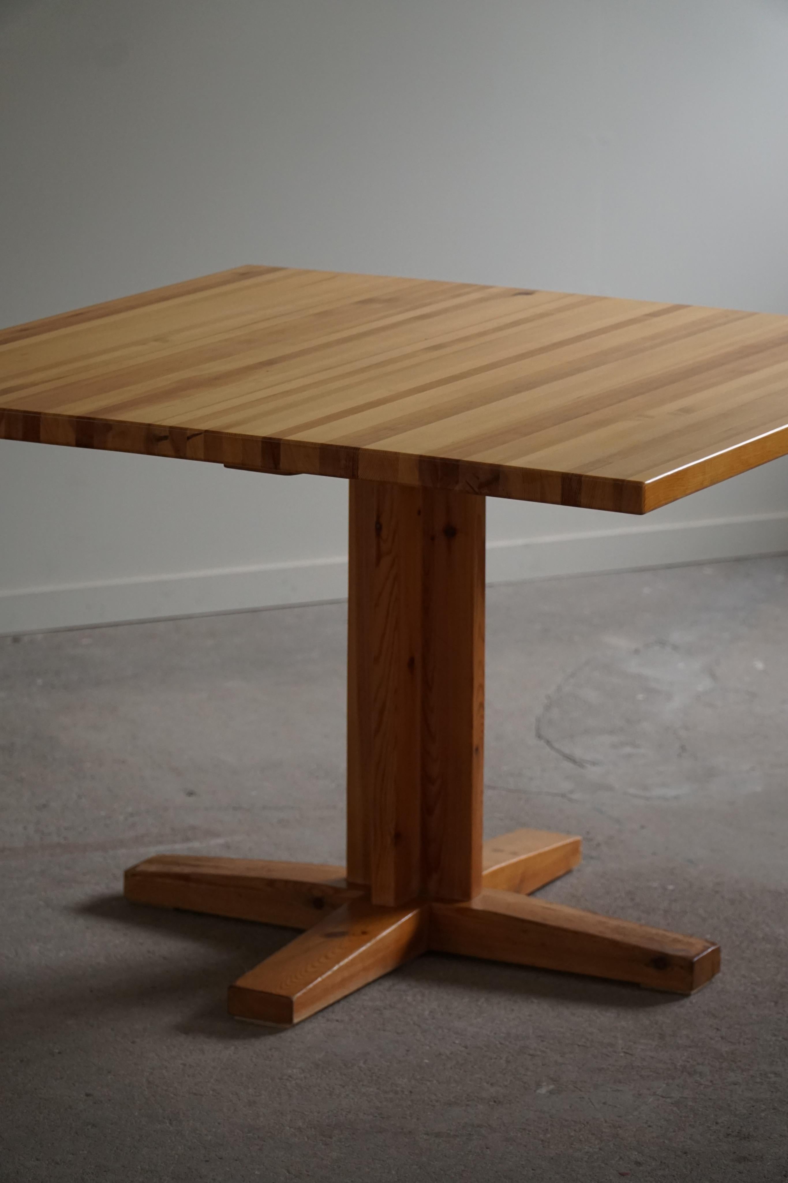 Ein schöner quadratischer Esszimmertisch aus massivem Kiefernholz. Von einem dänischen Tischler in den 1960er Jahren hergestellt. Hergestellt im Stil des Designers Rainer Daumiller. 

Dieser schöne Tisch passt zu vielen Einrichtungsstilen. Ein