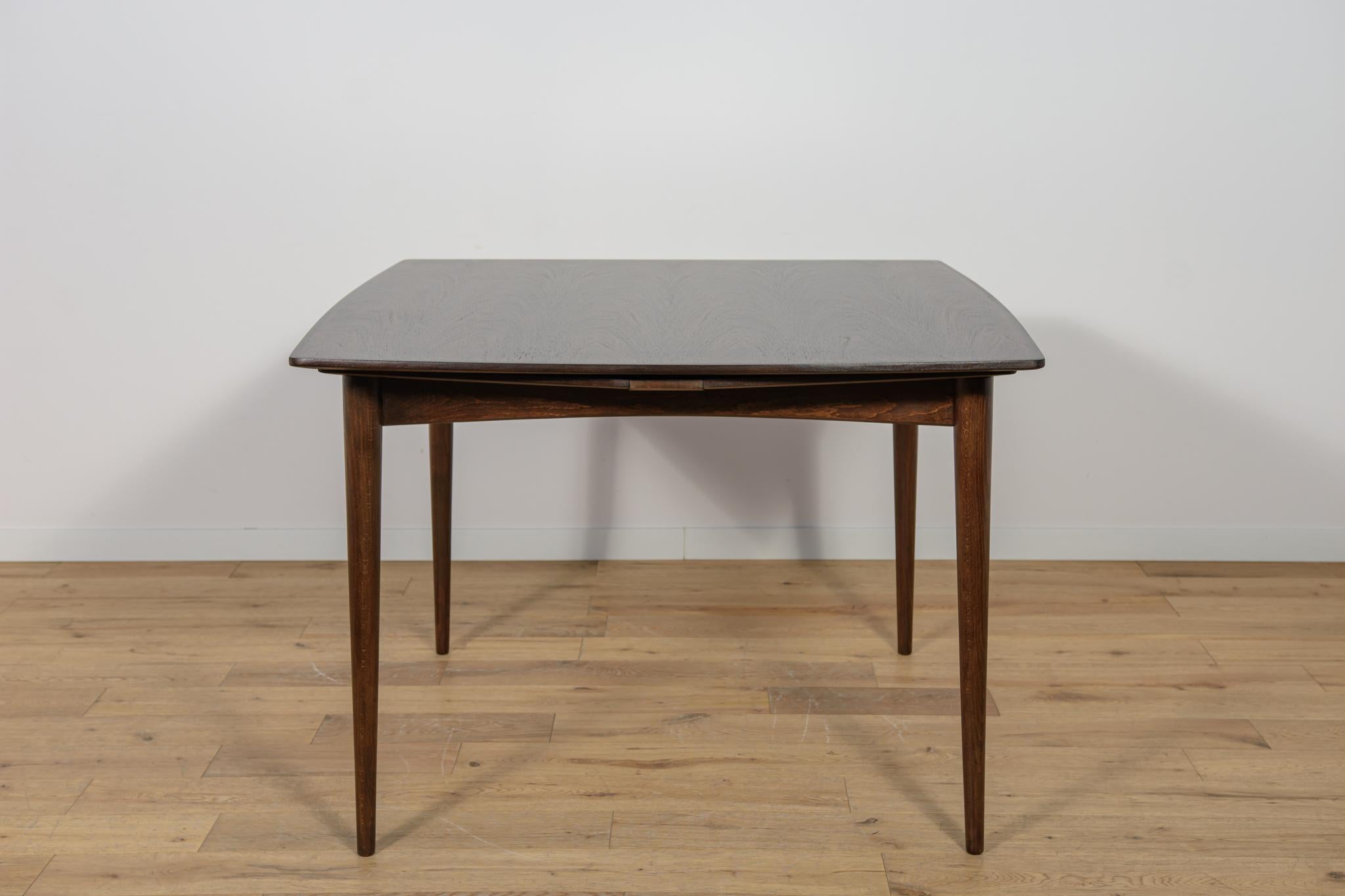 Cette table à rallonge carrée en bois de rose a été fabriquée au Danemark dans les années 1960. La table a des bords renforcés et profilés.La table avec un grain de bois intéressant. La table de salle à manger a été entièrement rénovée, nettoyée des