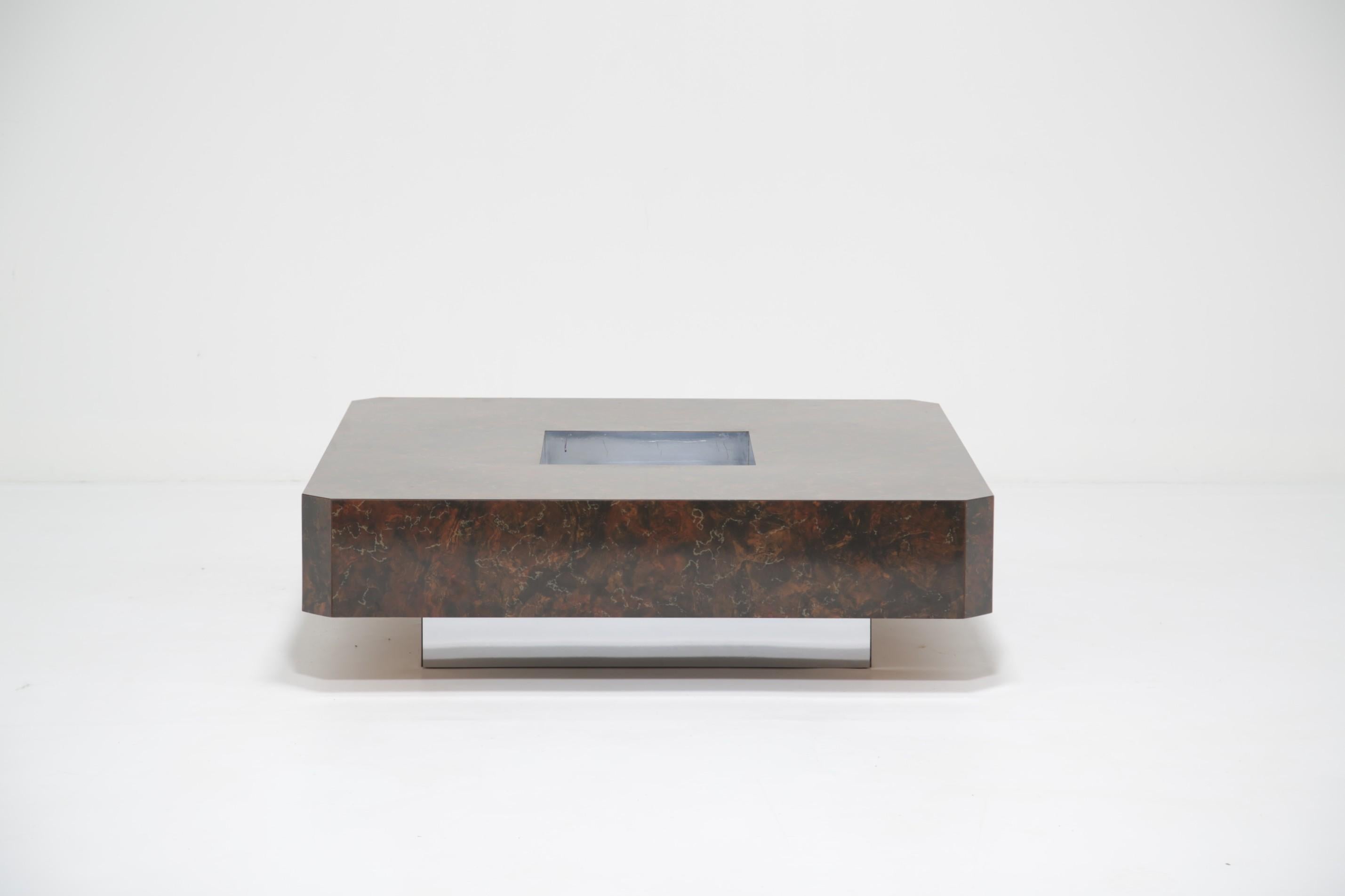 Une très belle table basse de style Willy Rizzo / Mario Sabot. L'échelle et le fait qu'elle ait des bords chanfreinés la rendent assez unique dans le monde de ce style de table. Sa taille est impressionnante et sa hauteur parfaite. Vous pouvez y
