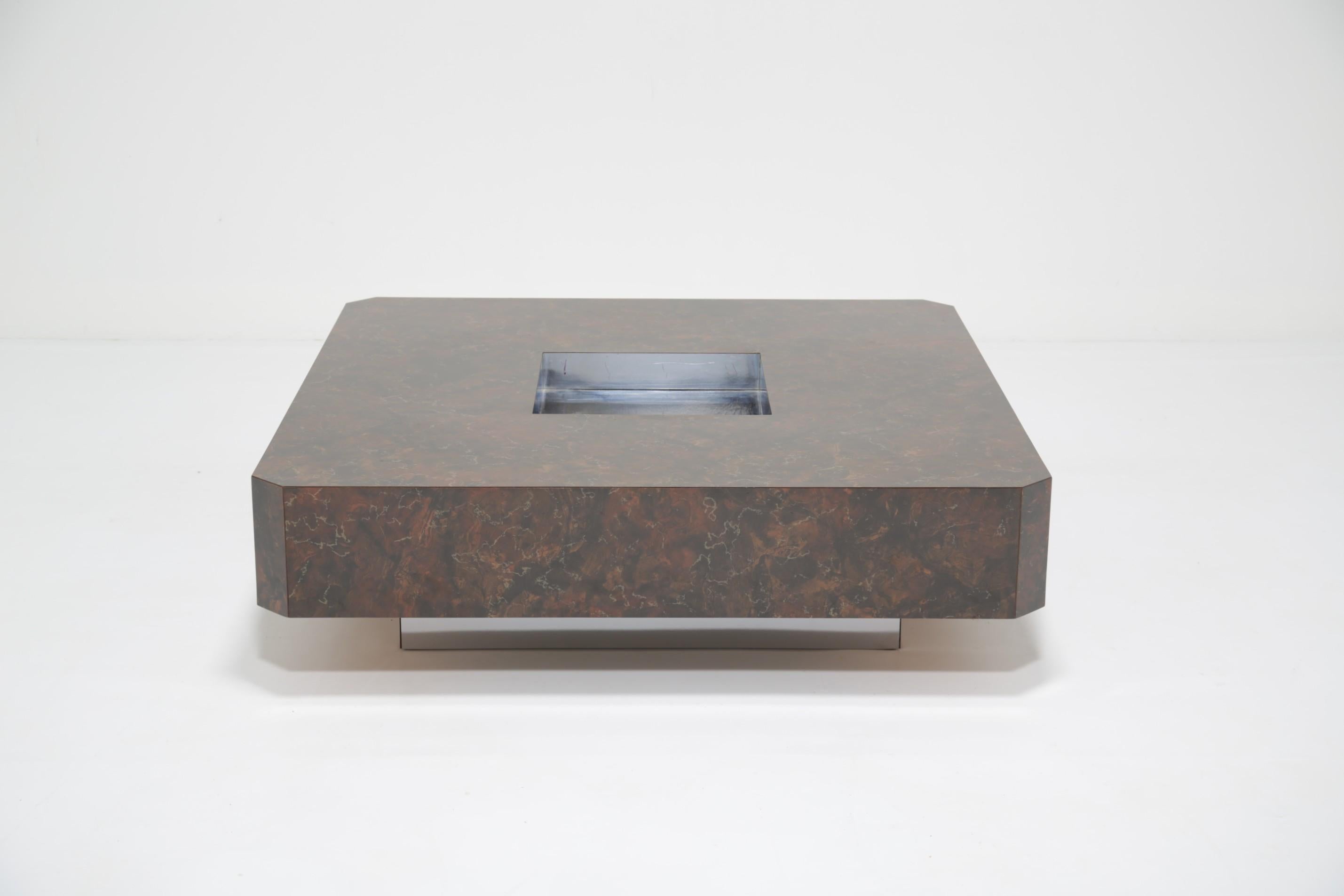 Mid-Century Modern Mid-Century Square Italian Coffee Table, table de cocktail, Faux Burl Finish, 70s. en vente