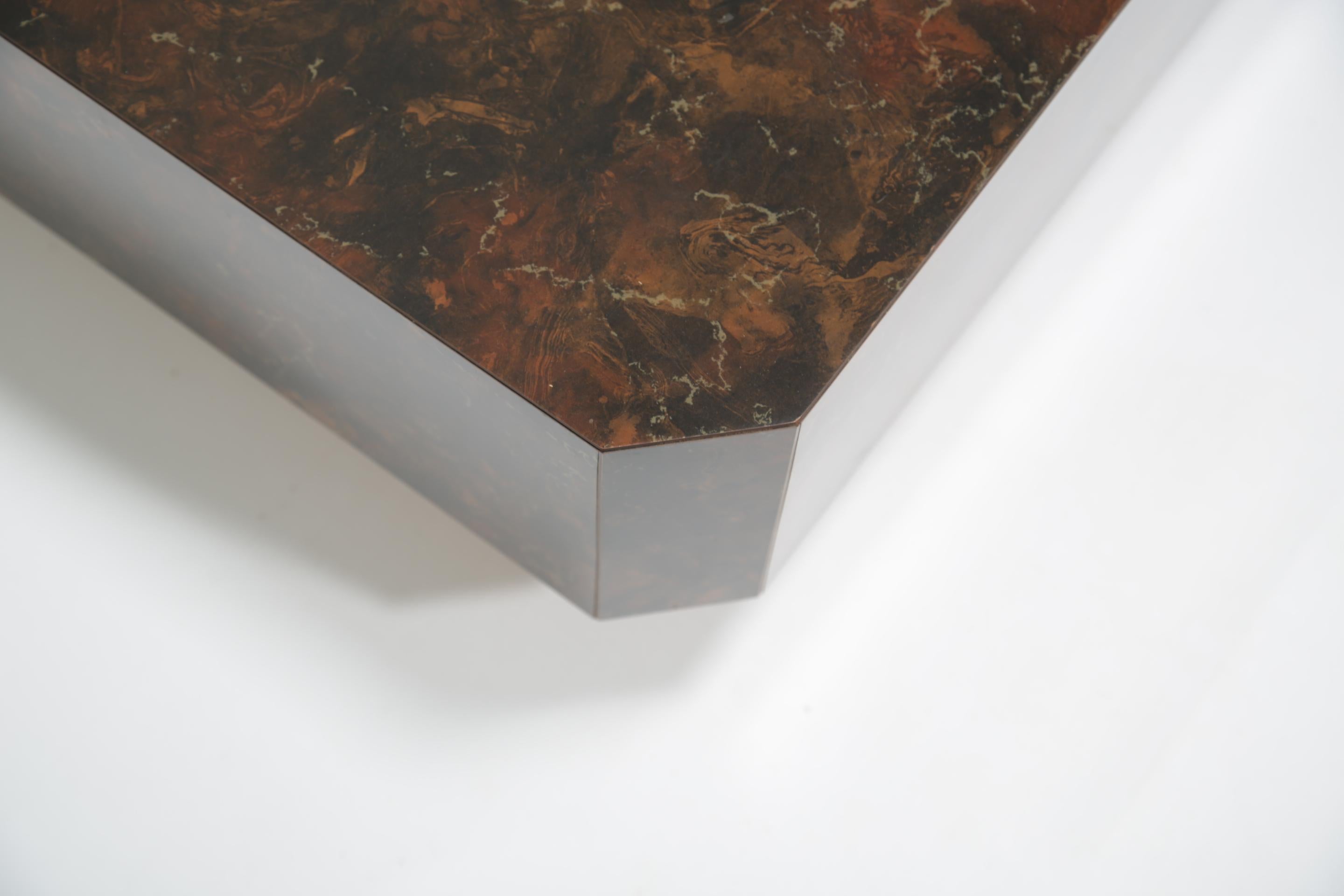 20ième siècle Mid-Century Square Italian Coffee Table, table de cocktail, Faux Burl Finish, 70s. en vente