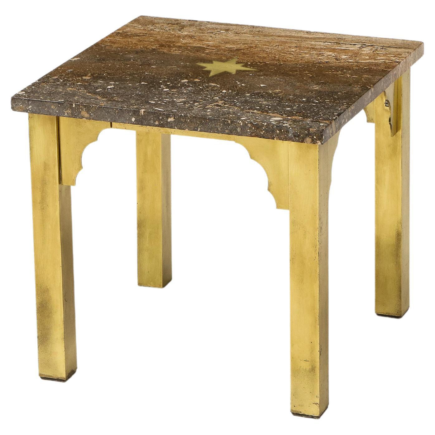 Petite table carrée en laiton et travertin, incrustation et détails arabesques, États-Unis, années 1960