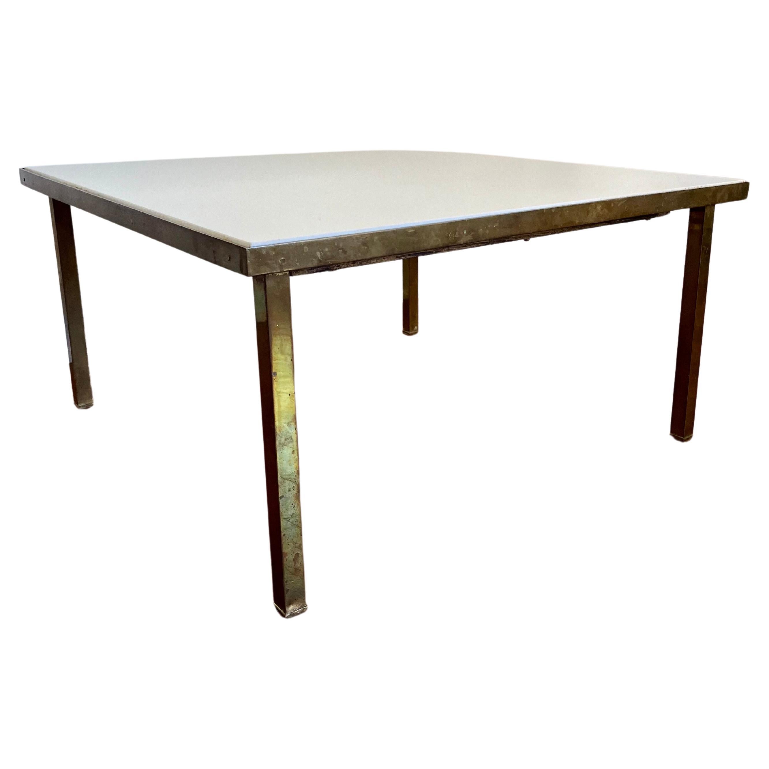 Plateau carré en verre Carrera blanc avec base architecturale en laiton vieilli à la manière de Paul McCobb, The Irwin Collection, américain, années 1950. Le verre est en excellent état ; la base est patinée et vieillie. La base est munie d'un canal
