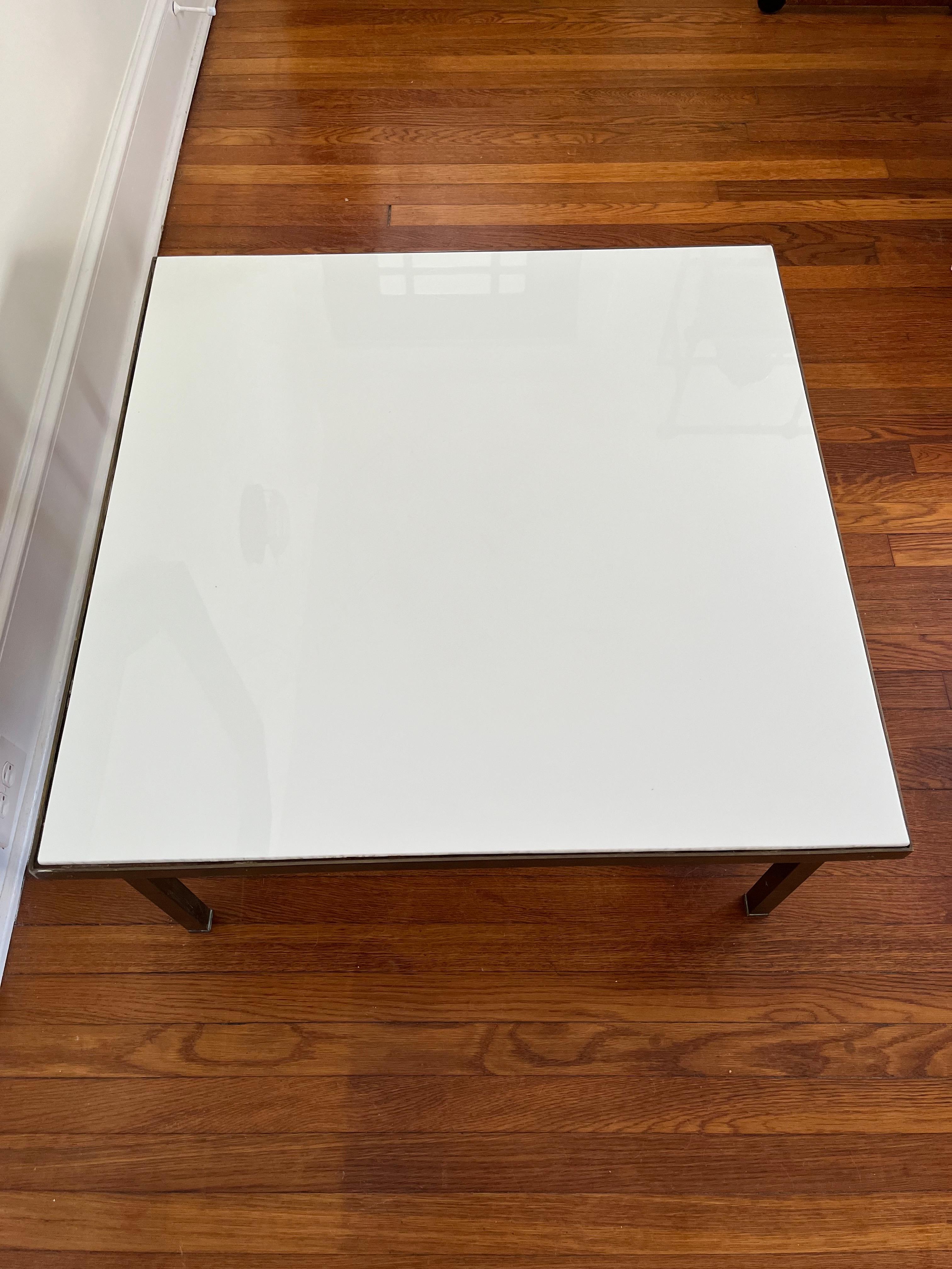 Mid-Century Modern Table Carrera en laiton style Paul McCobb en vente