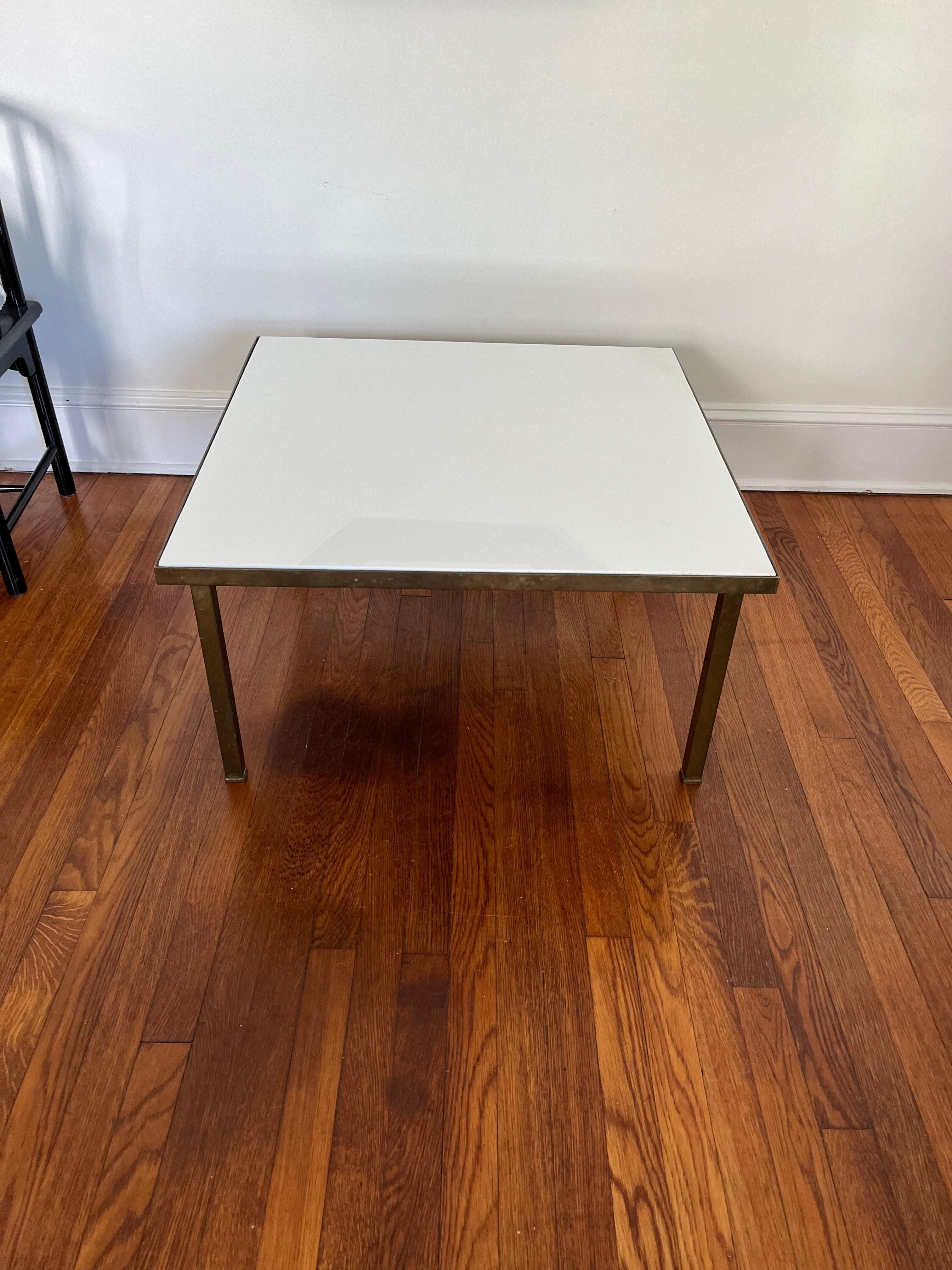 Table Carrera en laiton style Paul McCobb Bon état - En vente à W Allenhurst, NJ