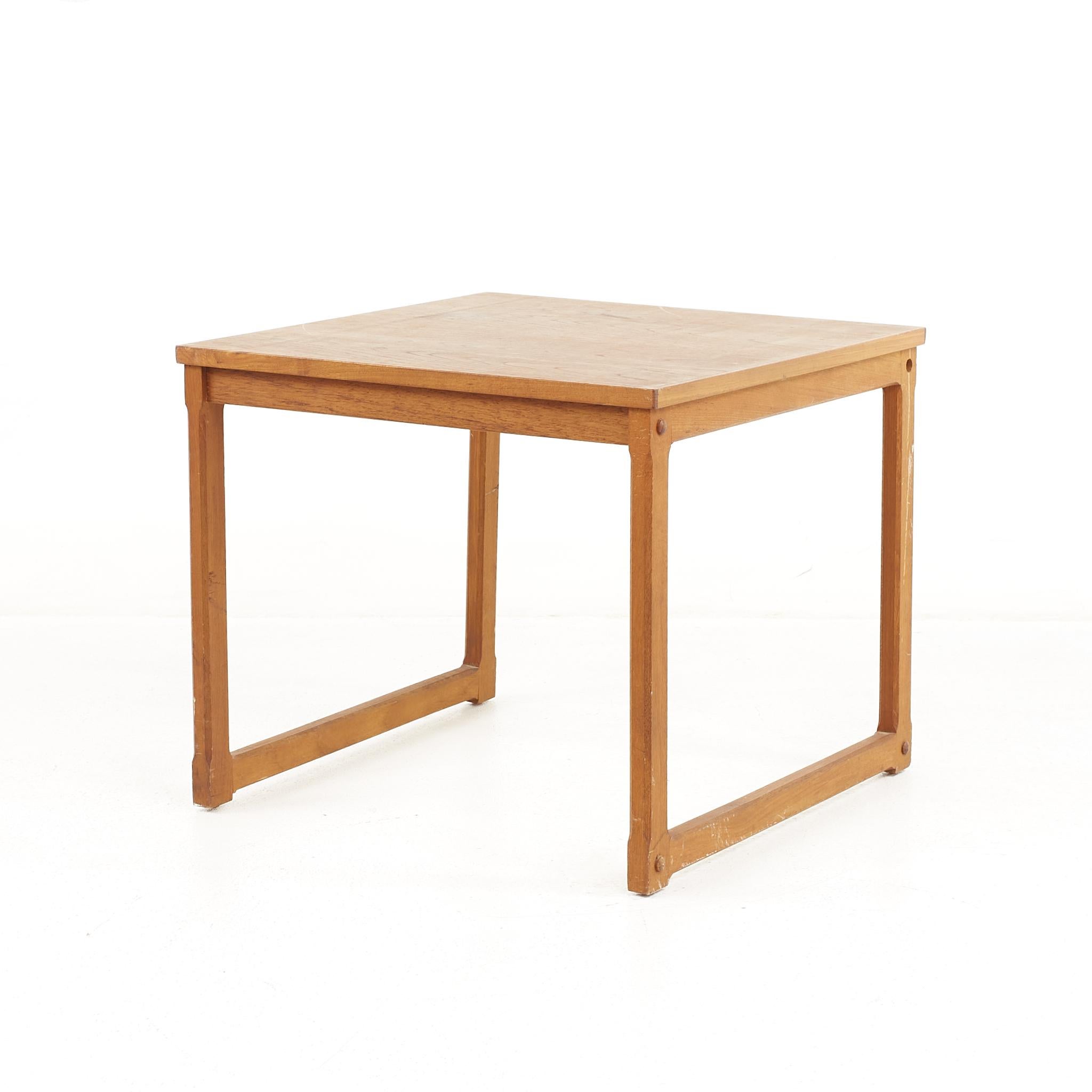 Mid-Century Modern Table d'appoint carrée en teck du milieu du siècle en vente