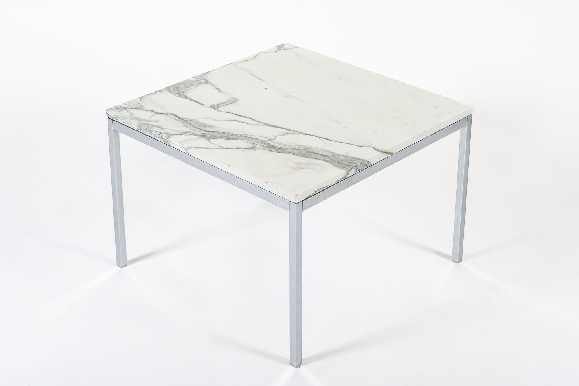 Mid-Century Modern Mid Century Square White Marble Side or Coffee Table by Florence Knoll en vente