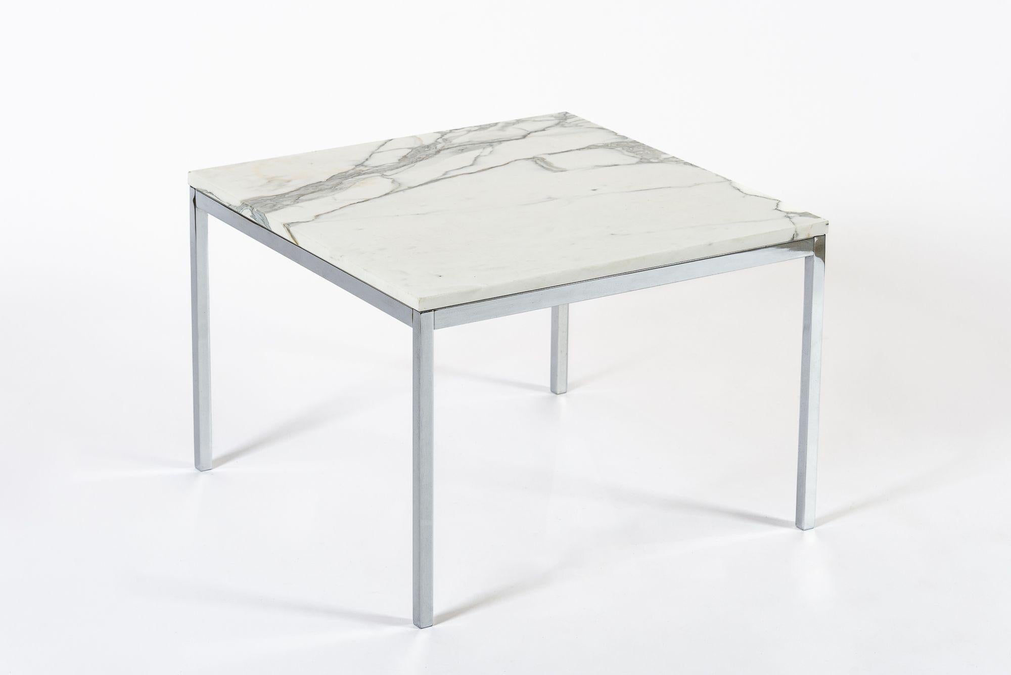 Mid Century Square White Marble Side or Coffee Table by Florence Knoll Bon état - En vente à Detroit, MI