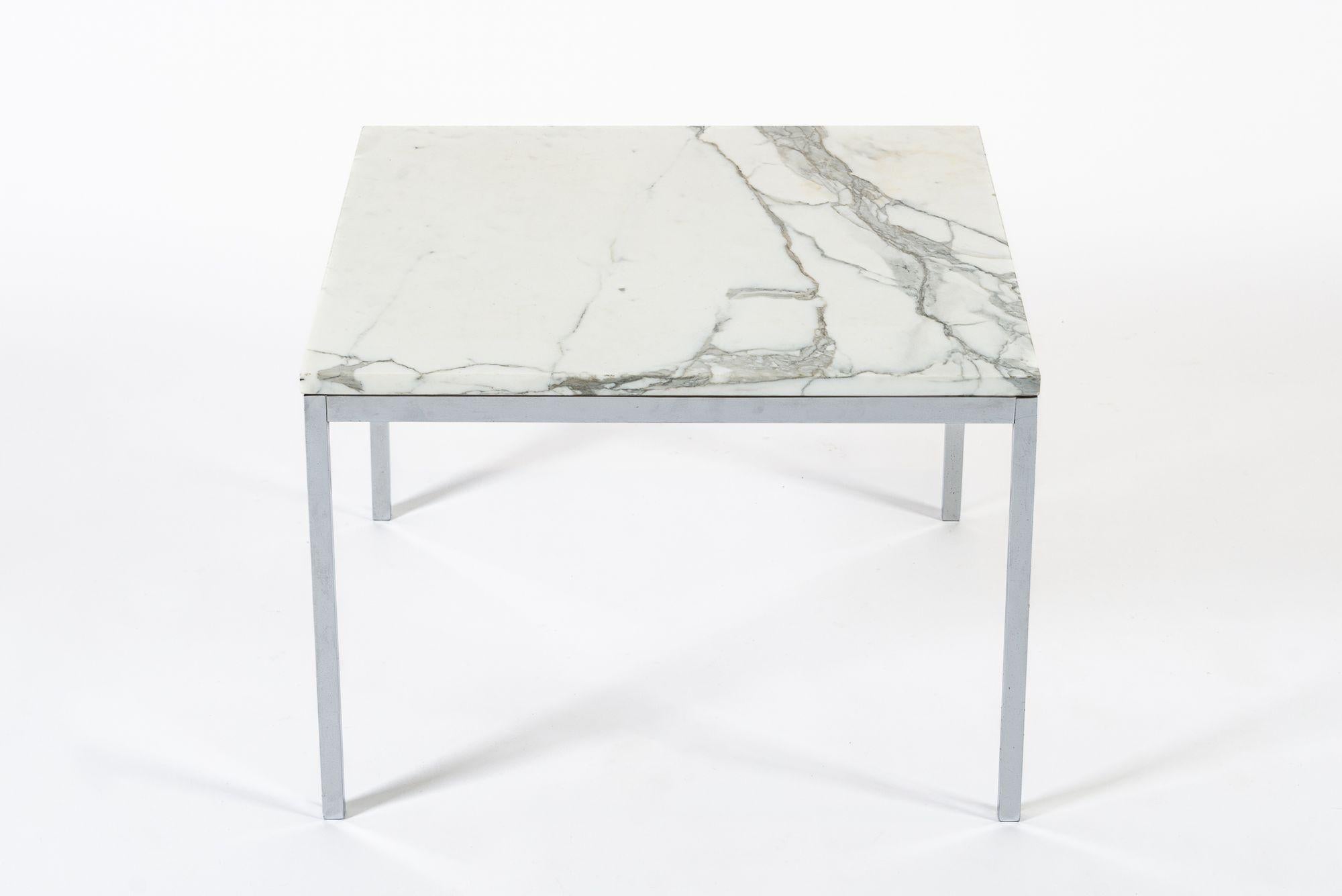 Acier Mid Century Square White Marble Side or Coffee Table by Florence Knoll en vente