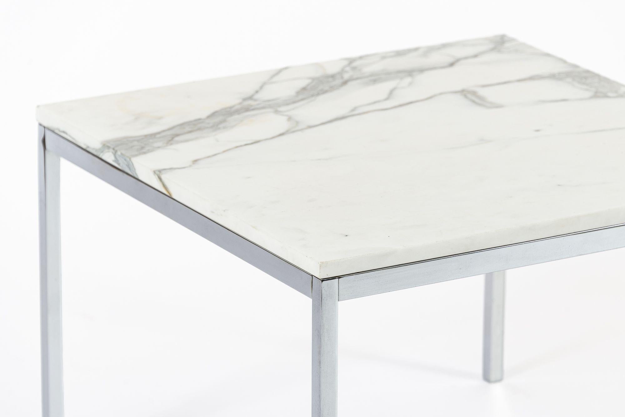Mid Century Square White Marble Side or Coffee Table by Florence Knoll en vente 1