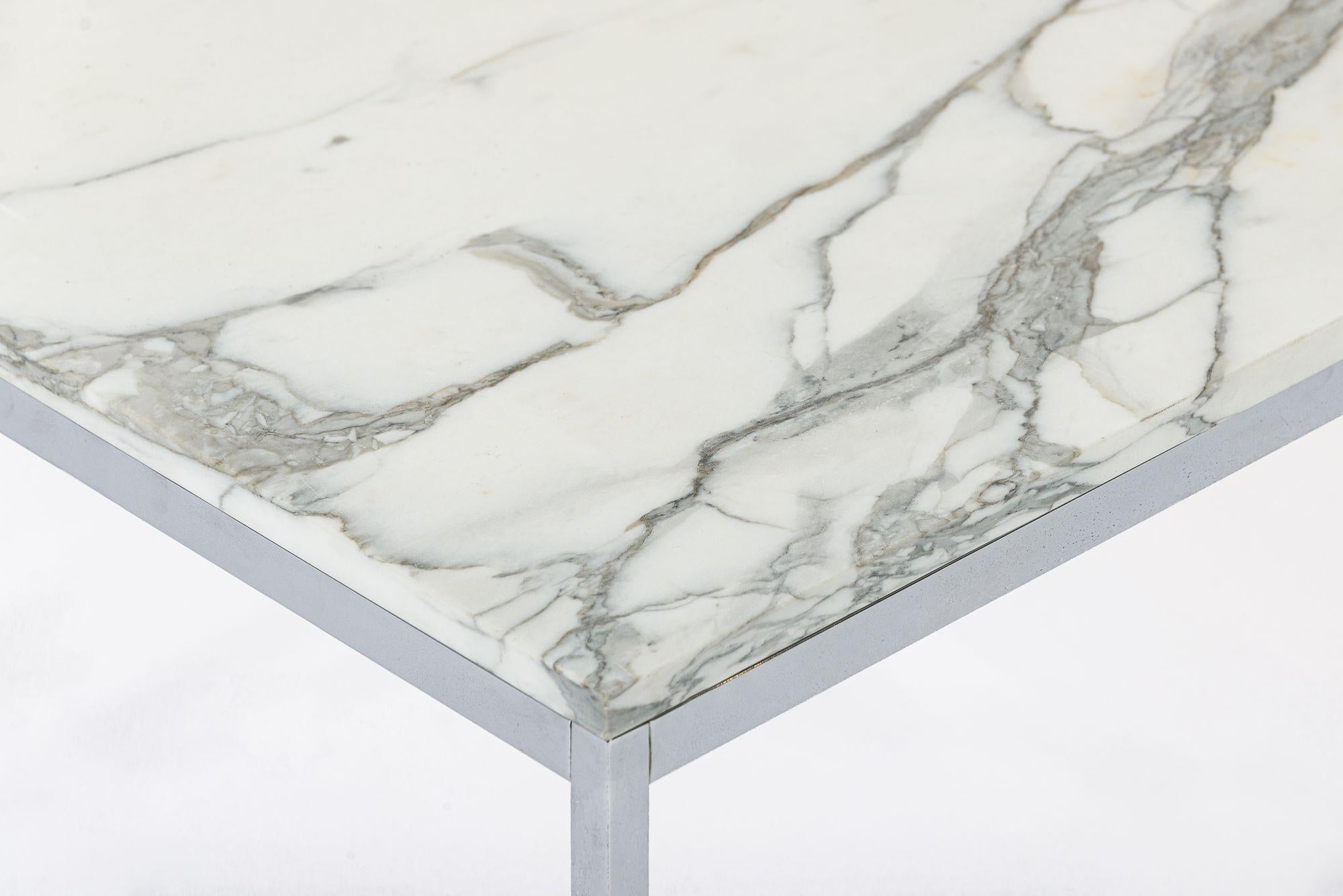 Mid Century Square White Marble Side or Coffee Table by Florence Knoll en vente 2