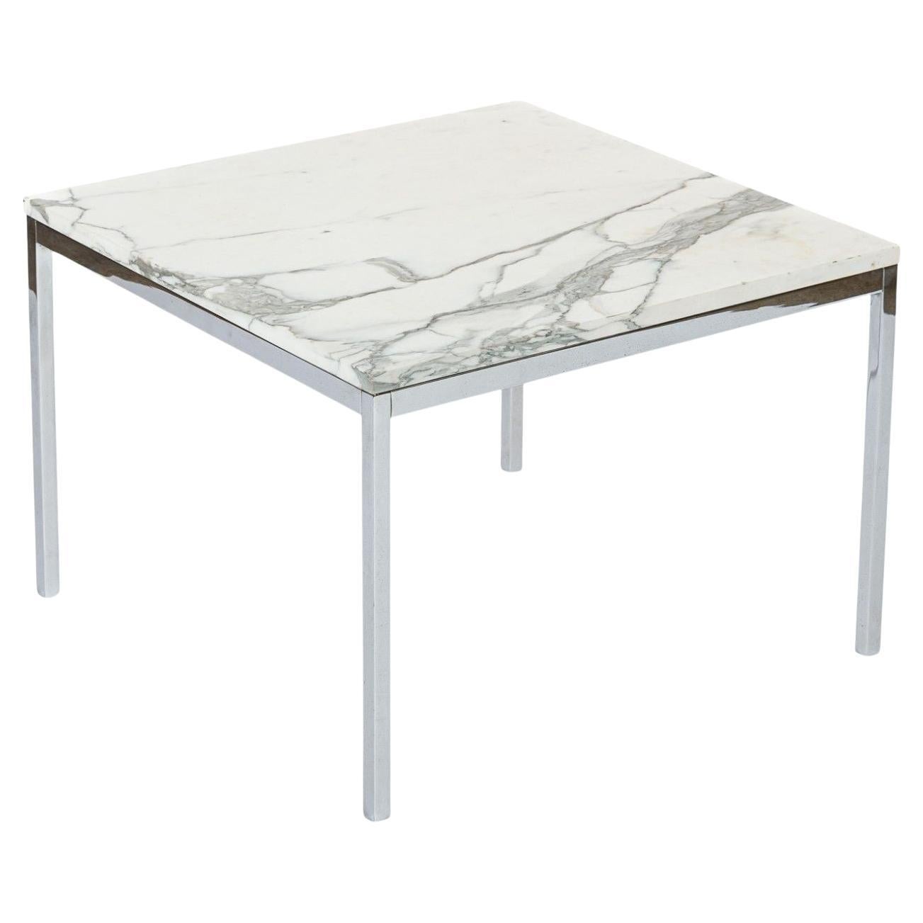 Mid Century Square White Marble Side or Coffee Table by Florence Knoll en vente