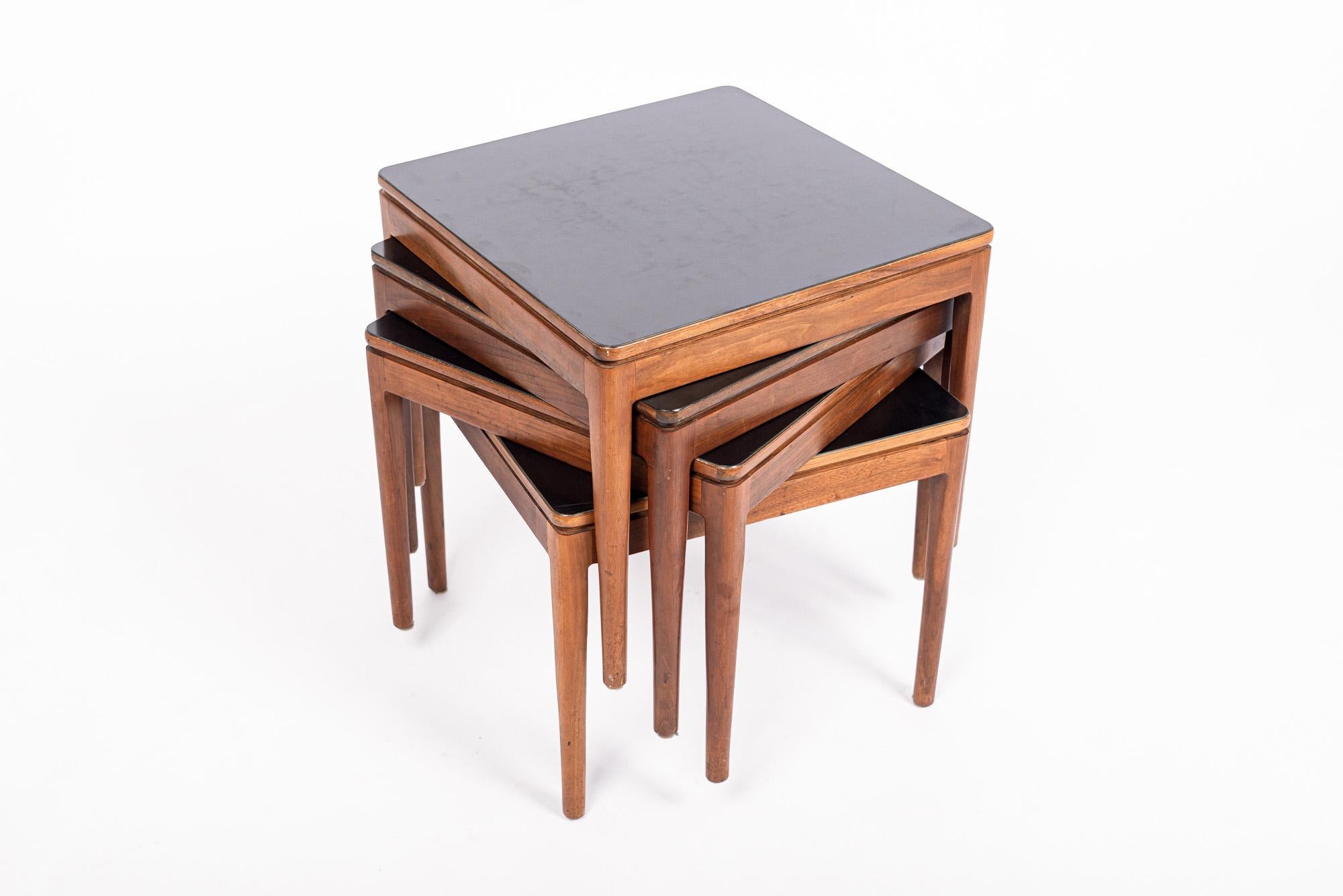 Ensemble table basse carrée et table d'extrémité gigogne en bois du milieu du siècle dernier par Drexel en vente 2