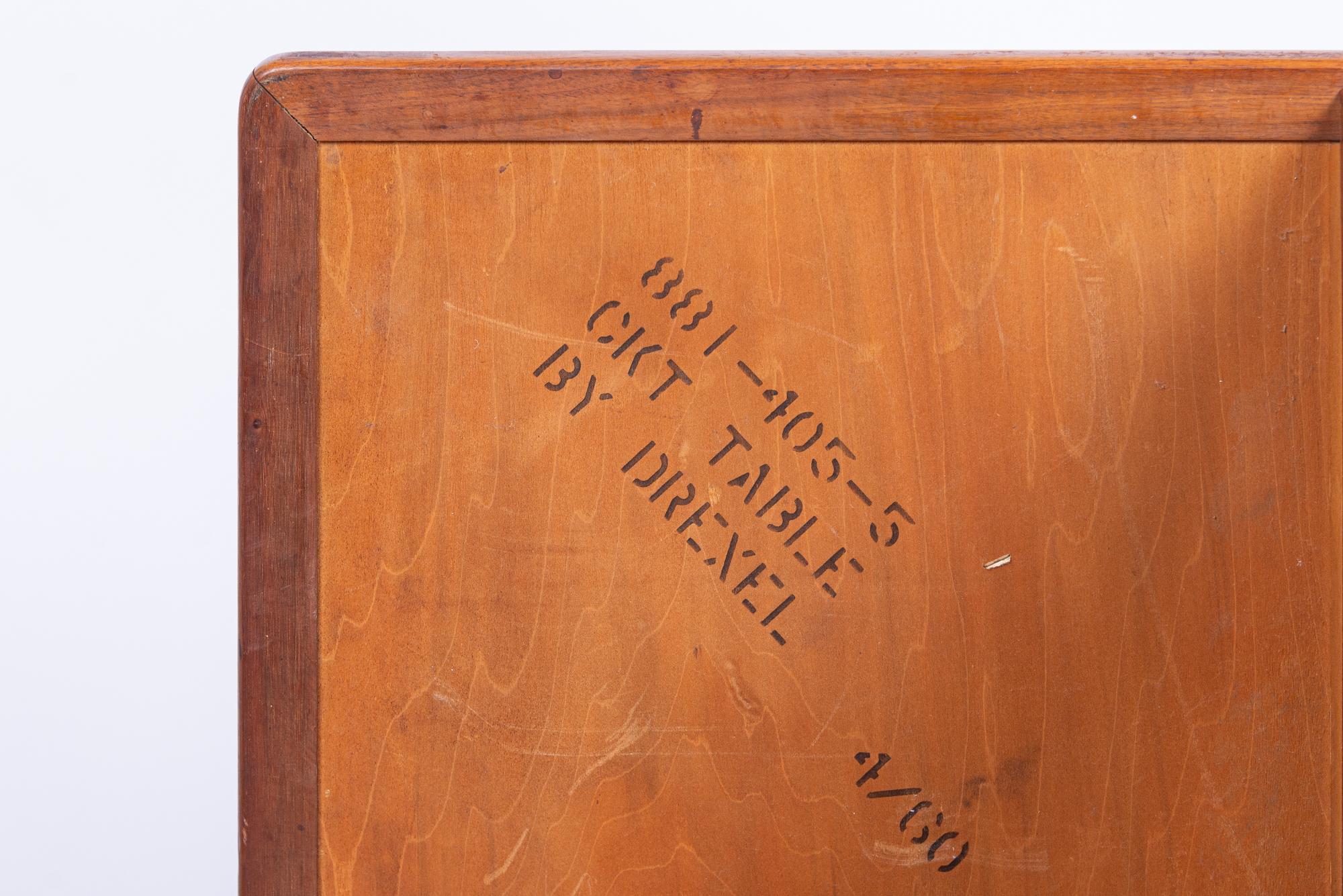 Ensemble table basse carrée et table d'extrémité gigogne en bois du milieu du siècle dernier par Drexel en vente 3