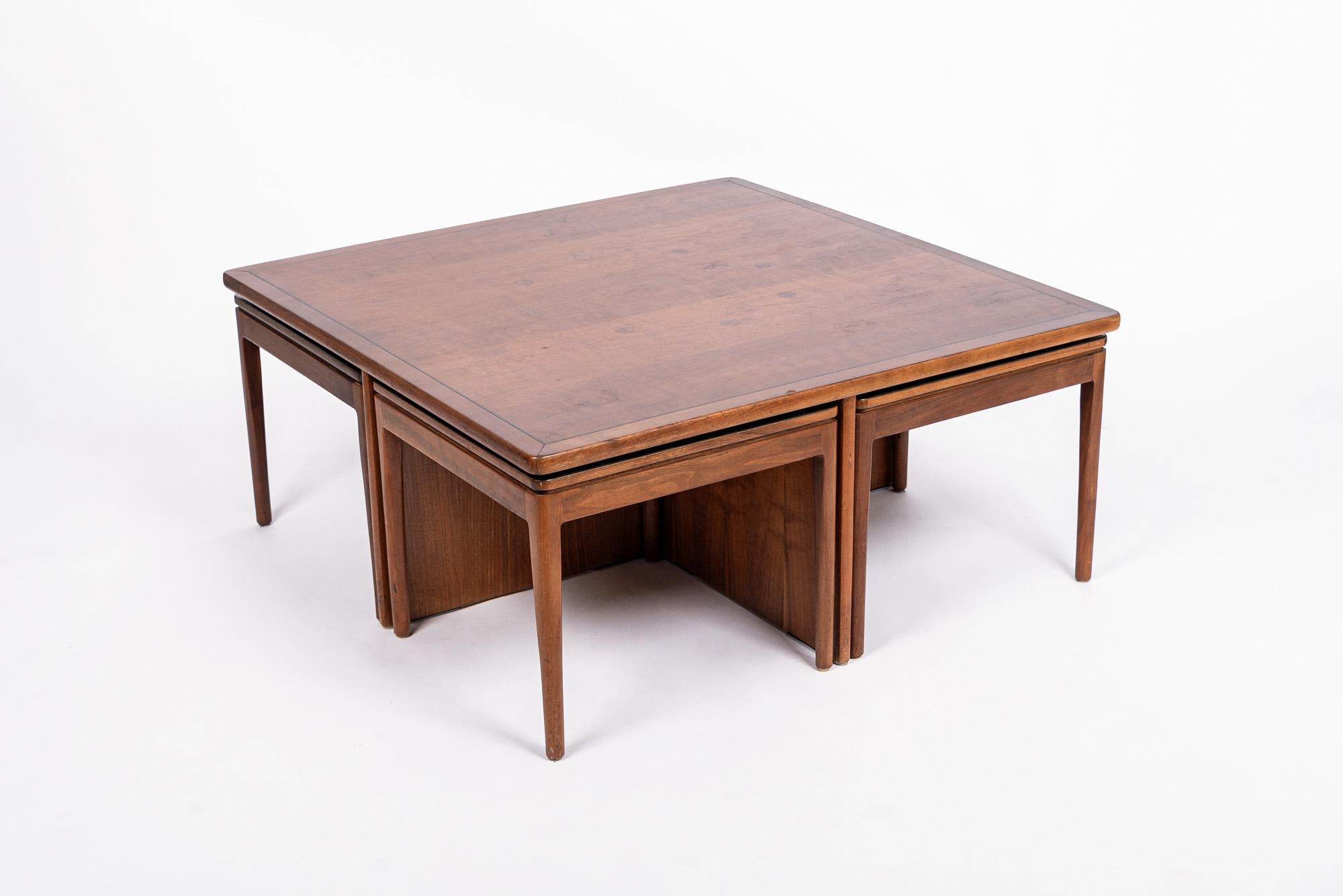 Mid-Century Modern Ensemble table basse carrée et table d'extrémité gigogne en bois du milieu du siècle dernier par Drexel en vente