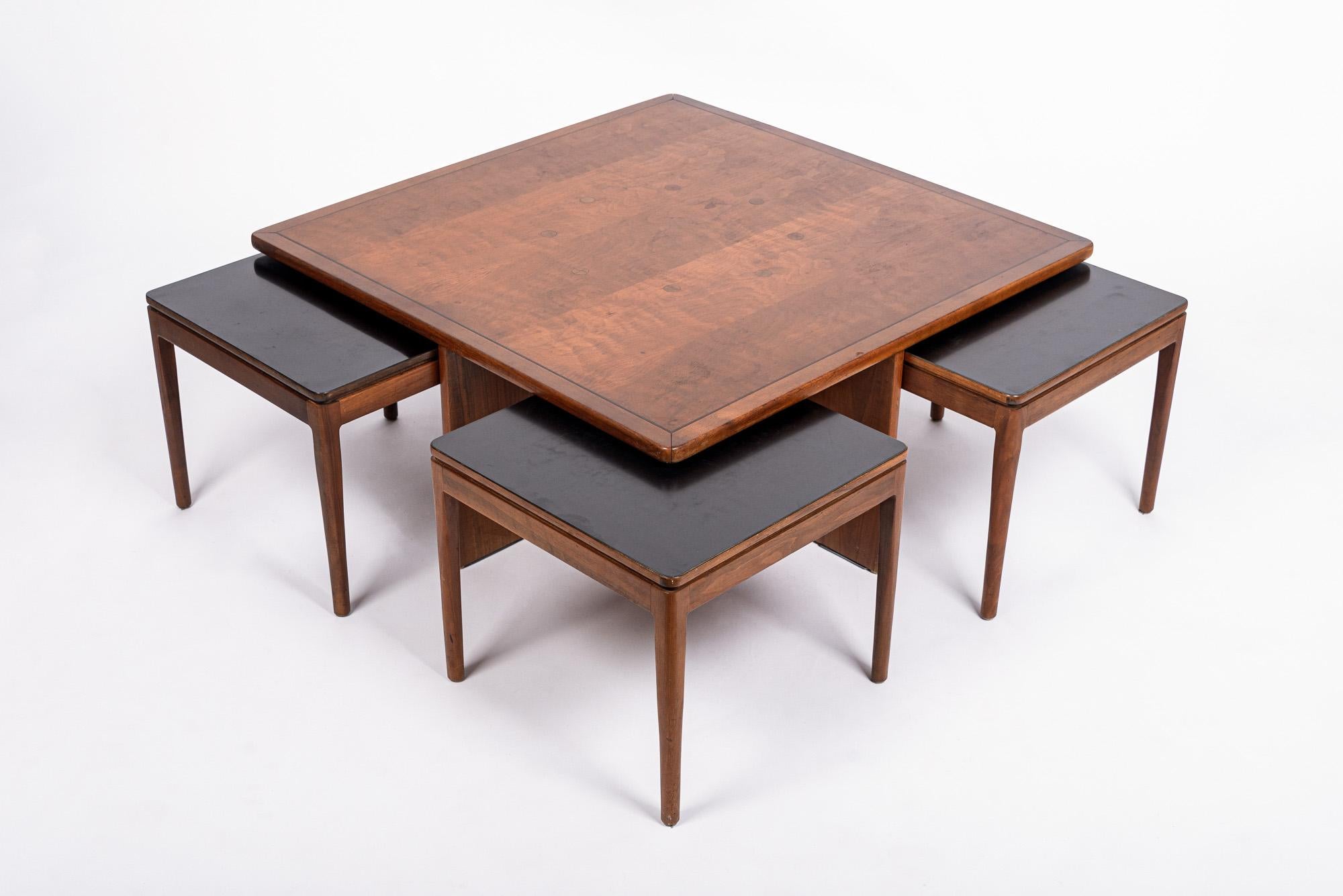 Américain Ensemble table basse carrée et table d'extrémité gigogne en bois du milieu du siècle dernier par Drexel en vente