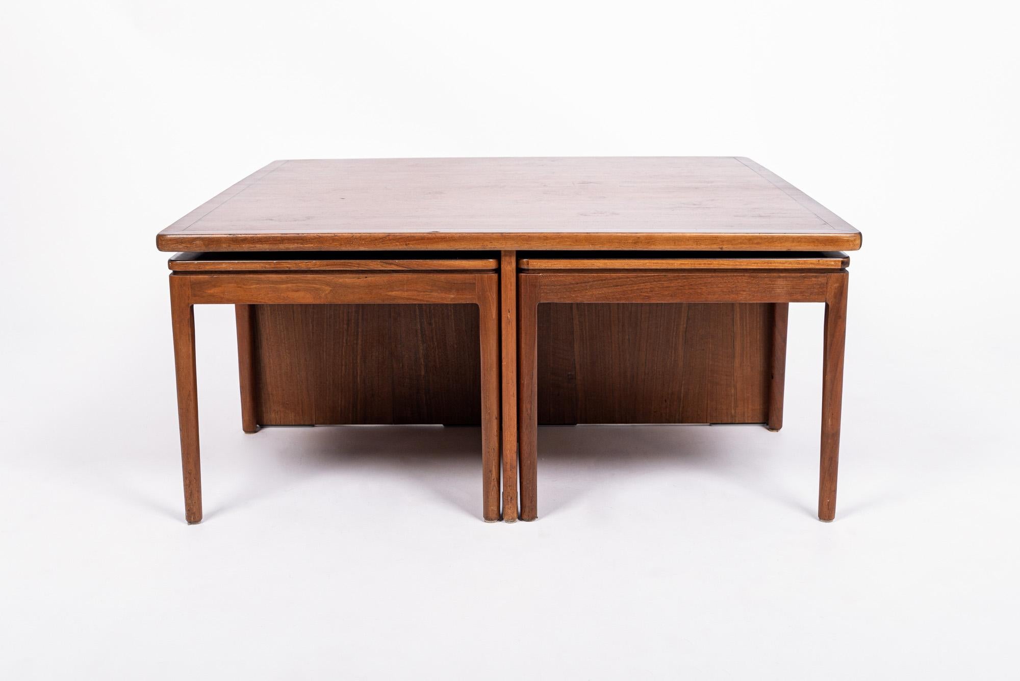 Incrusté Ensemble table basse carrée et table d'extrémité gigogne en bois du milieu du siècle dernier par Drexel en vente