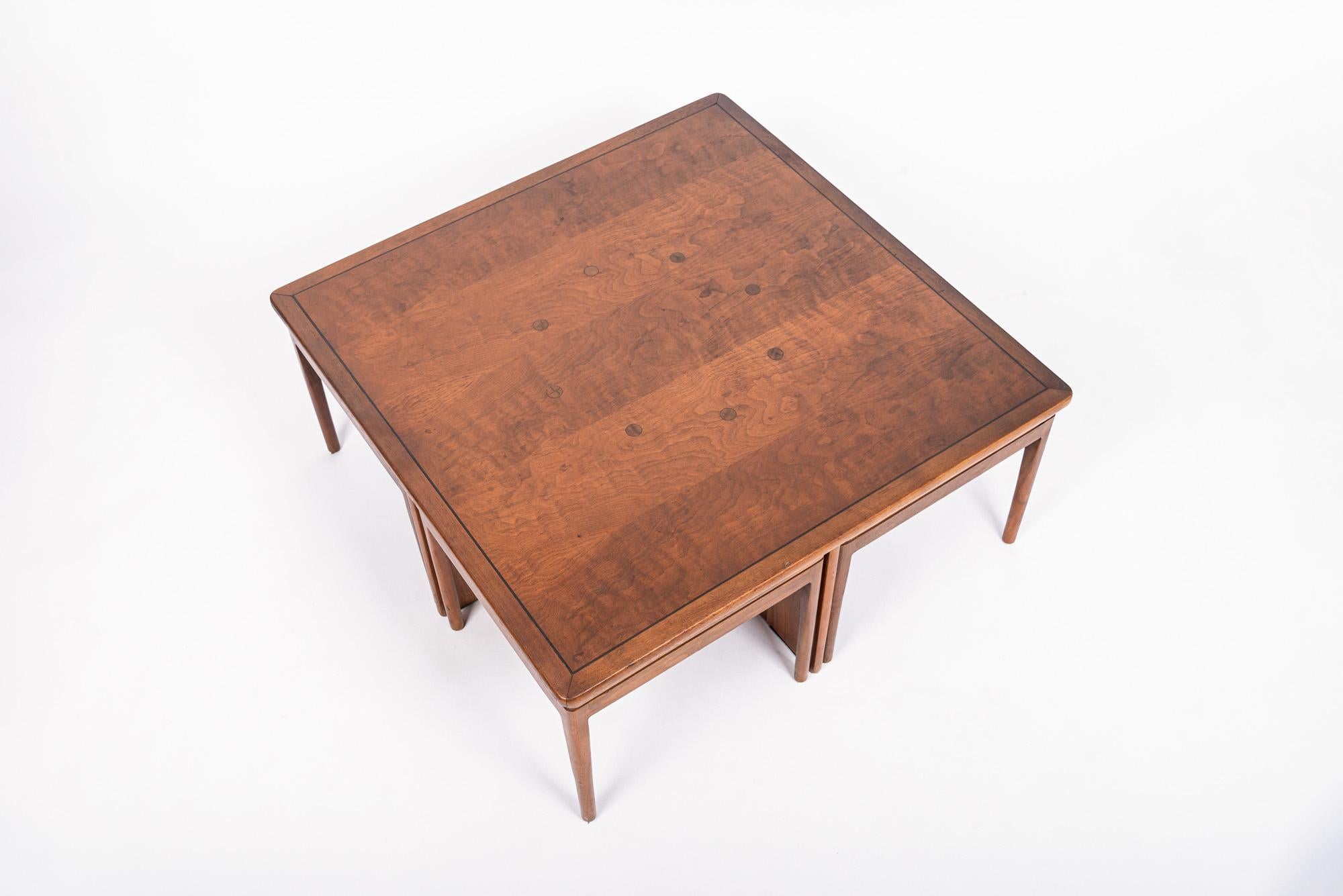 Ensemble table basse carrée et table d'extrémité gigogne en bois du milieu du siècle dernier par Drexel Bon état - En vente à Detroit, MI